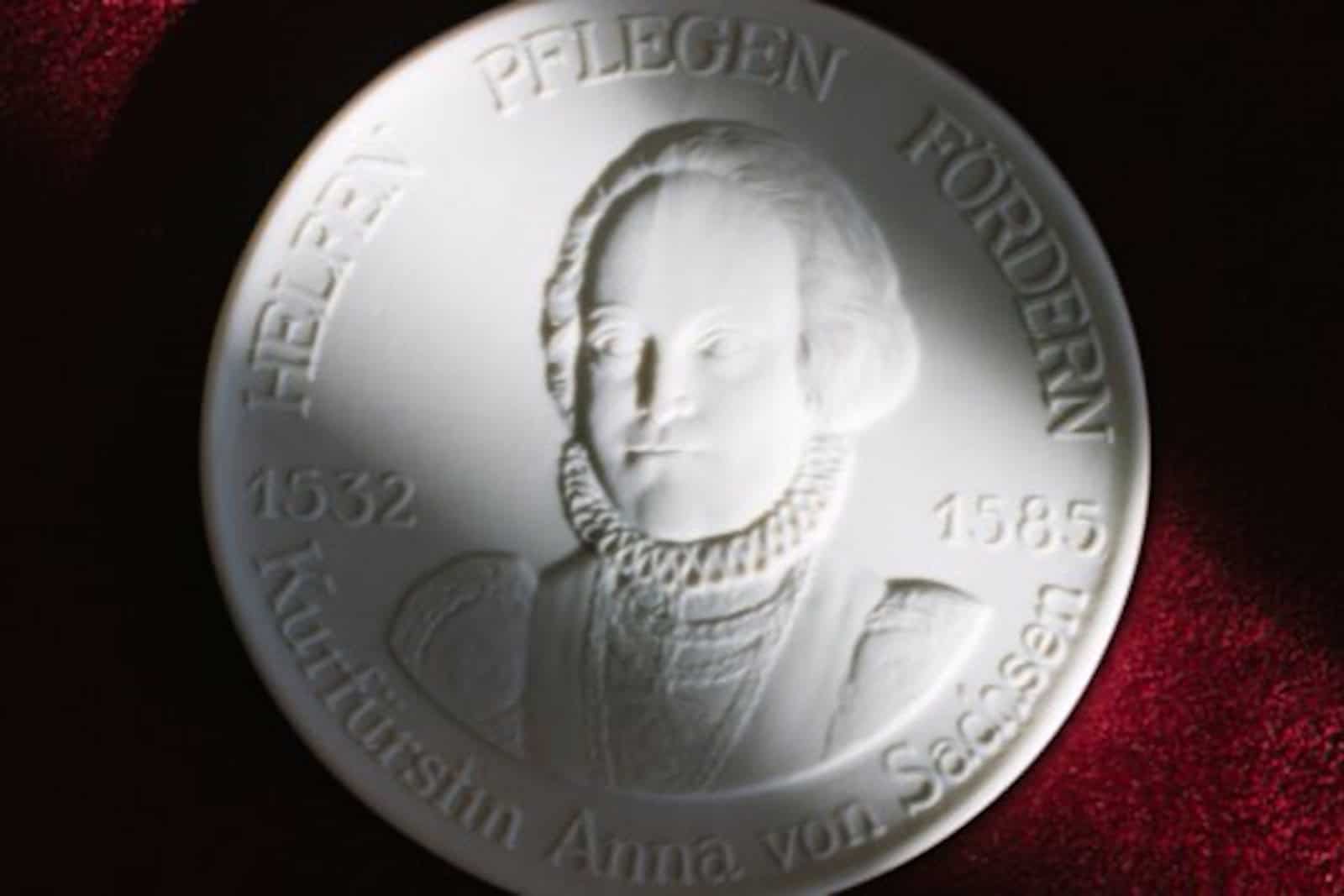 Die Annen-Medaille wird für langjähriges ehrenamtliches Engagement vergeben. Foto: SMS/Oliver Killig