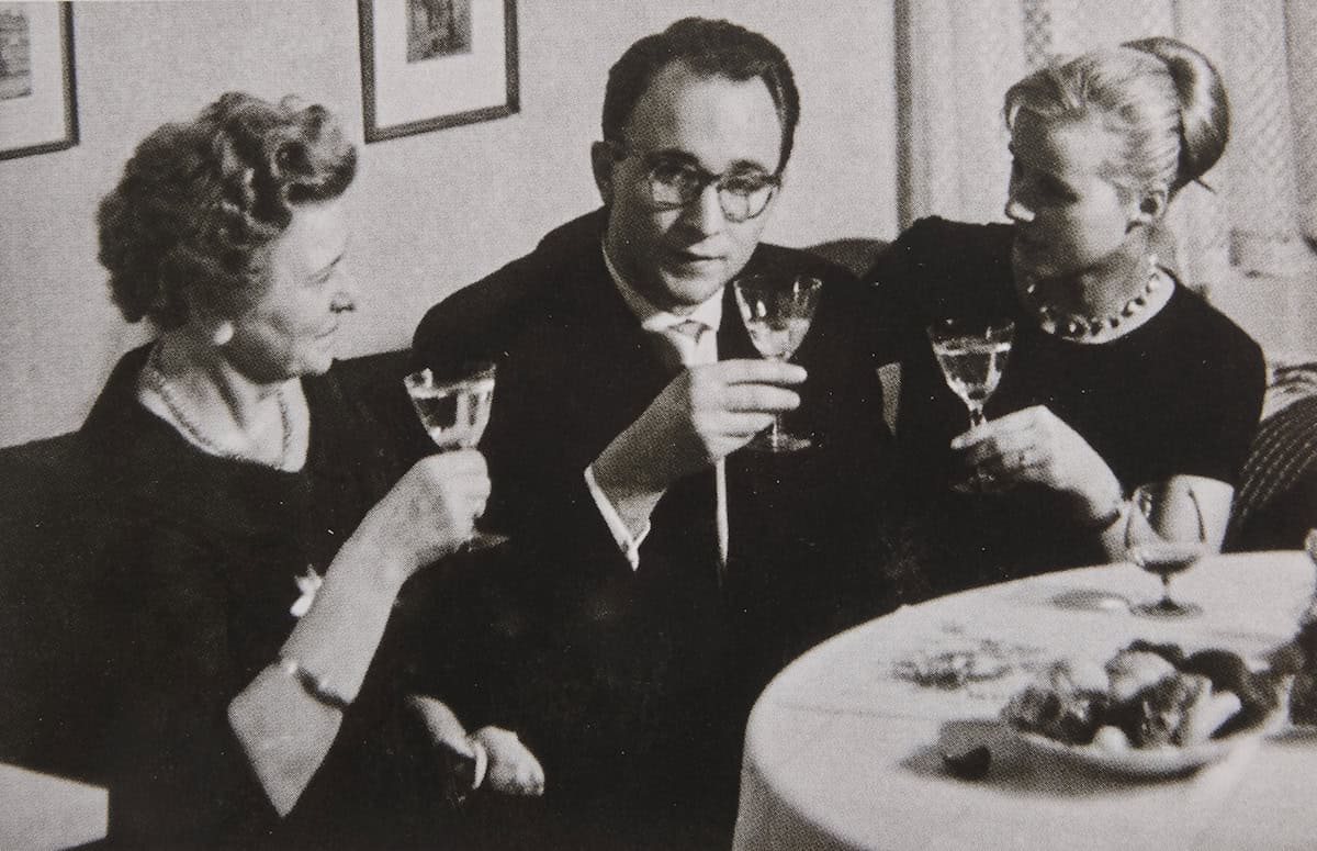 Meine Mutter mit mir und Gisela zur Verlobung, 1960. 