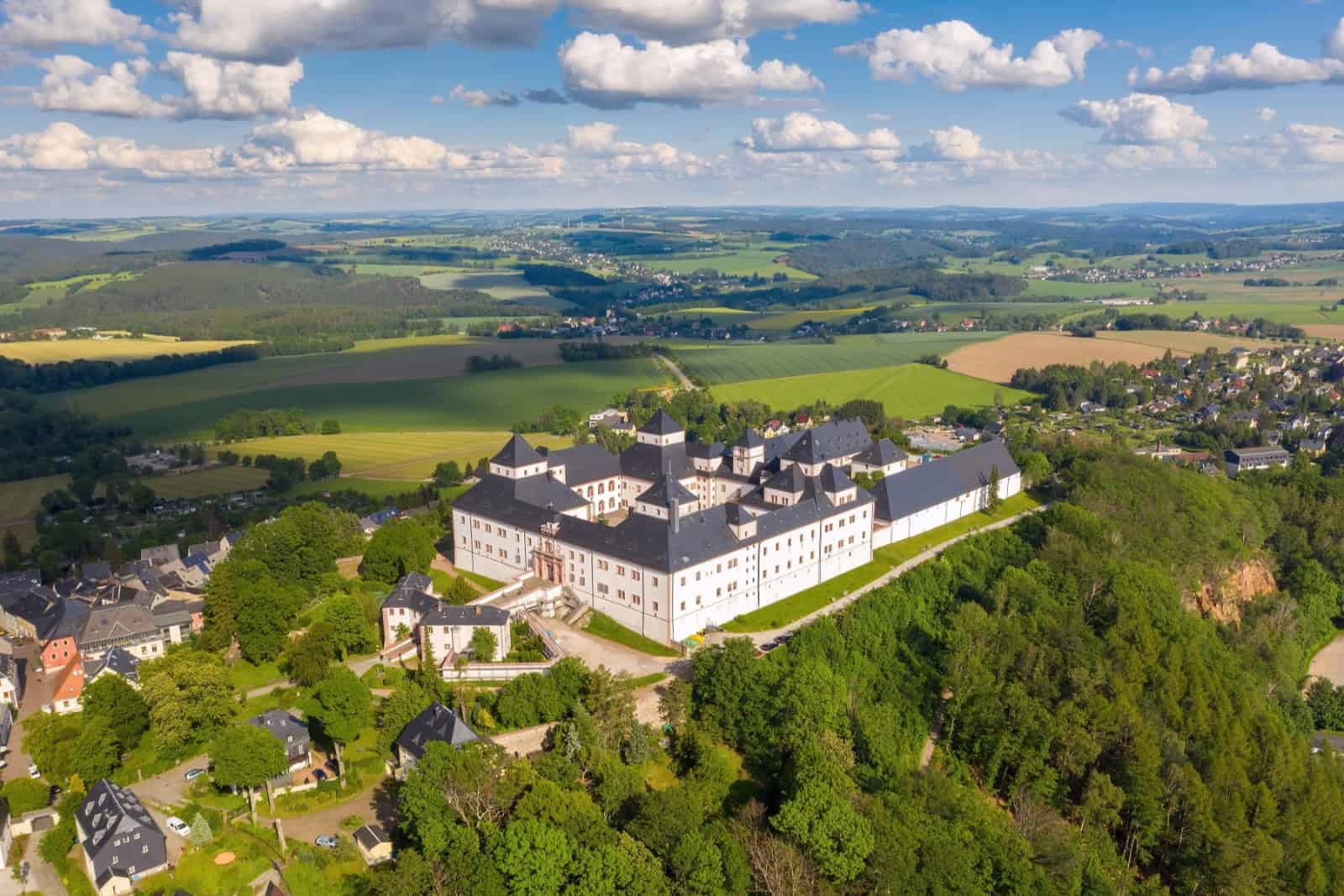 Schloss Augustusburg nahe Chemnitz ist auch im Herbst einen Ausflug wert. Foto: Sebastian Theilig