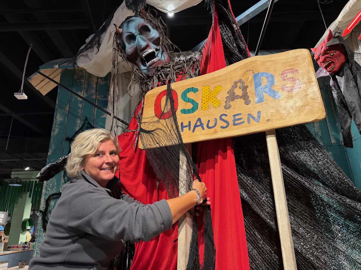 Chefdekorateurin Bianka Lohse von Gruselhausen bei den letzten Handgriffen. Foto: PR 