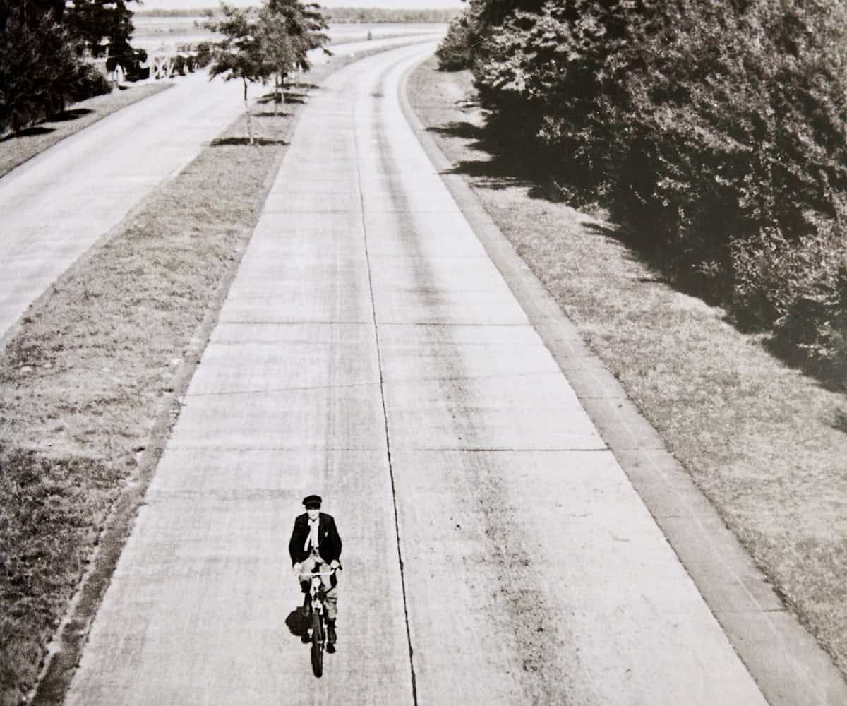 Fahrradmechanikermeister Bergmann auf der Autobahn bei Radeburg, 1951. Foto: Ernst Hirsch