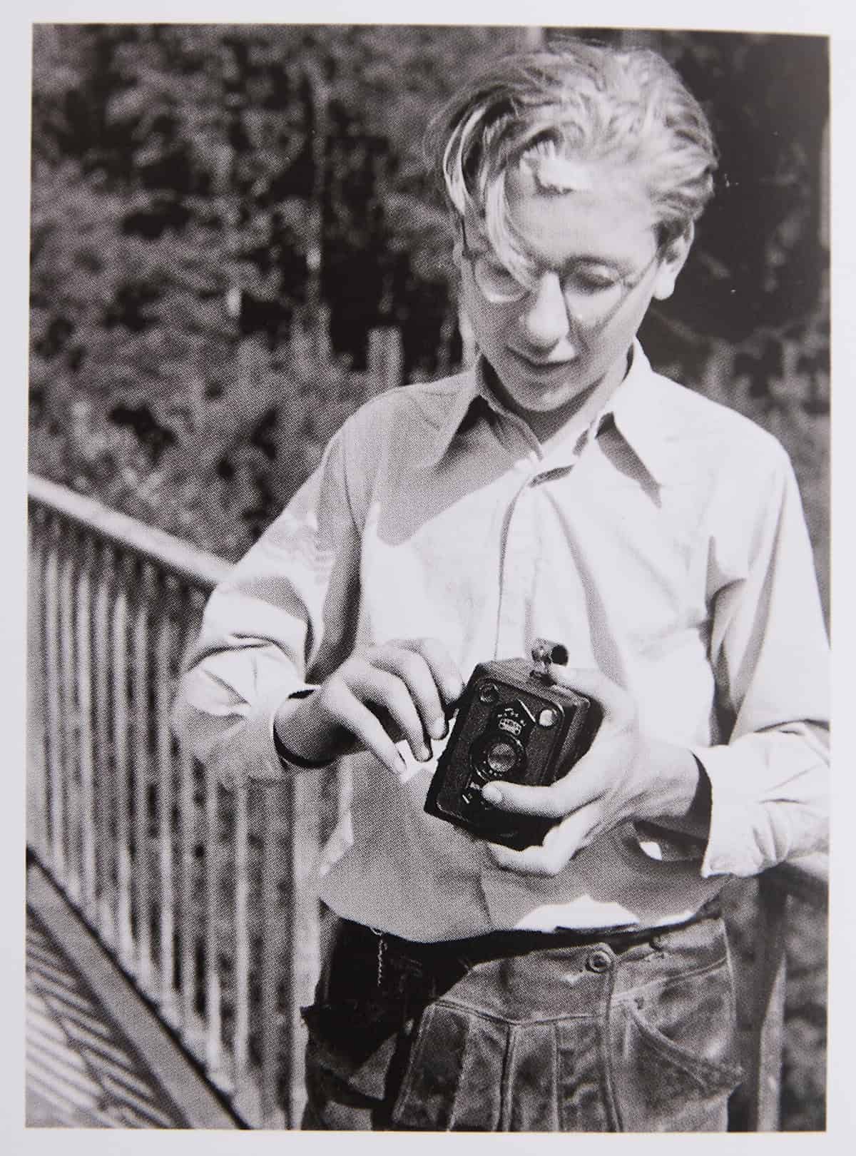 Dietrich Buschbeck mit einer Box-Kamera, 1951. Foto: Ernst Hirsch