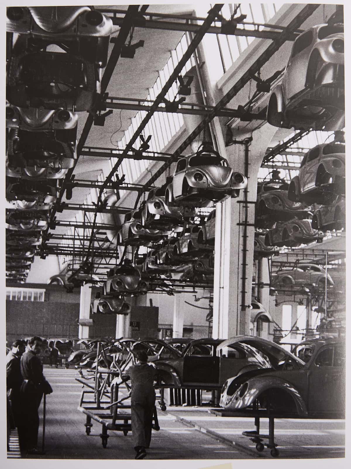 Montage im VW-Werk Wolfsburg, um 1950. Foto: Ernst Hirsch 