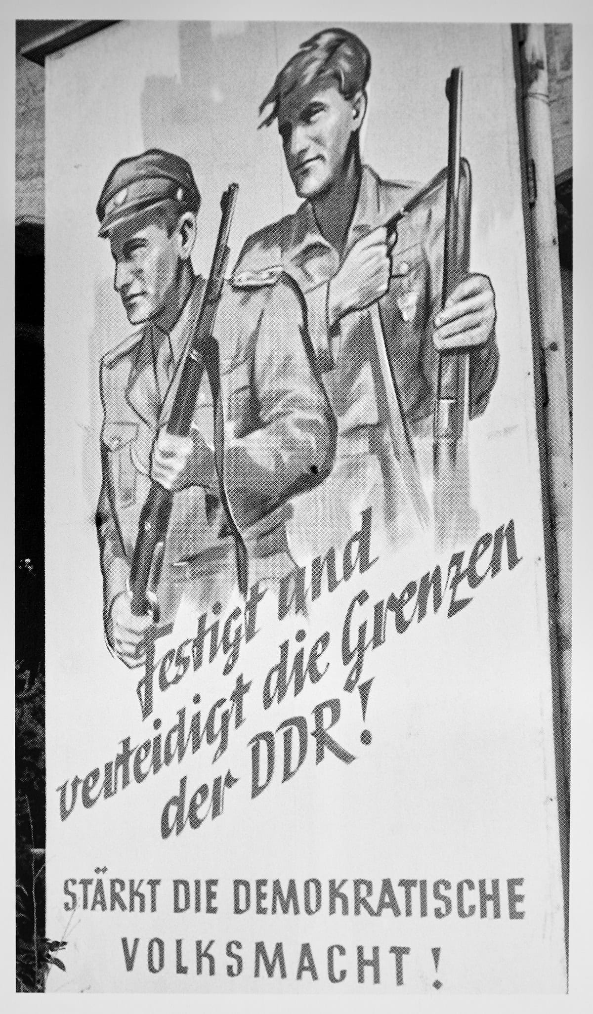 Propaganda-Bild an einer Autobahn in Thüringen, 1951. Foto: Ernst Hirsch