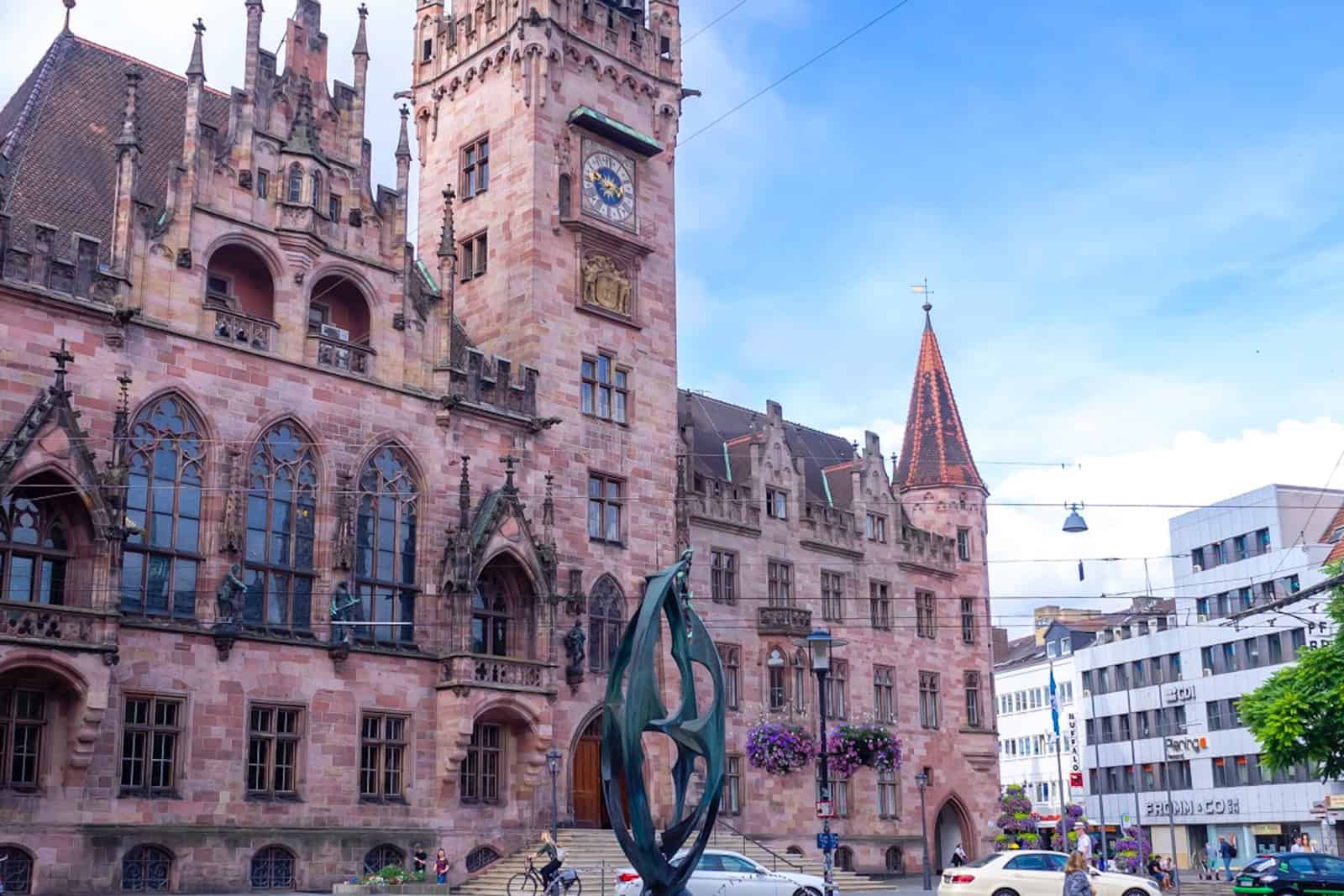 Das Rathaus von Saarbrücken. Die Stadt ist 2025 Ausrichter des Festes zum Tag der Deutschen Einheit. 