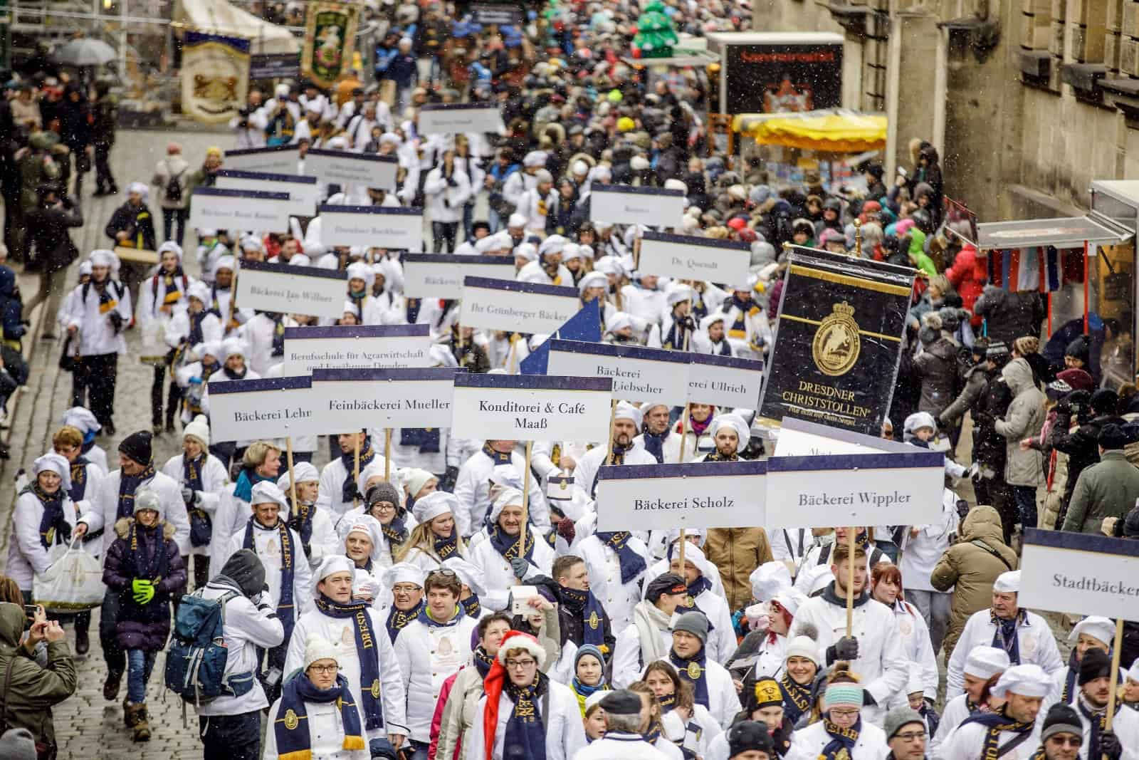 Der Umzug des Stollenfestes zieht alljährlich durch die Dresdner Altstadt. Foto: Schutzverband Dresdner Stollen e. V., Claudia Jacquemin (DML-BY)