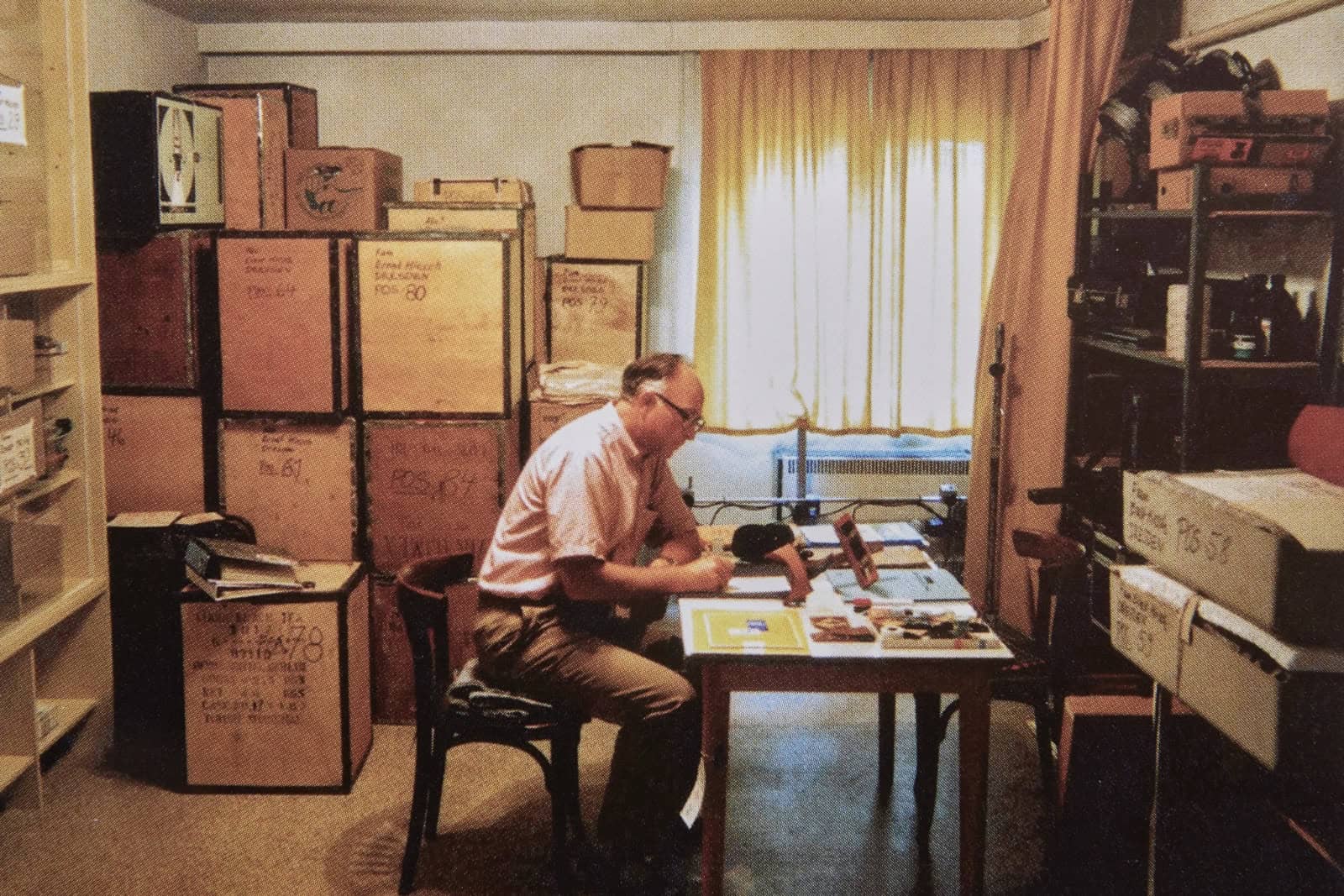 Vor der Ausreise - Ernst Hirsch 1989 auf gepackten Koffern und Teekisten. Foto: Ernst Hirsch