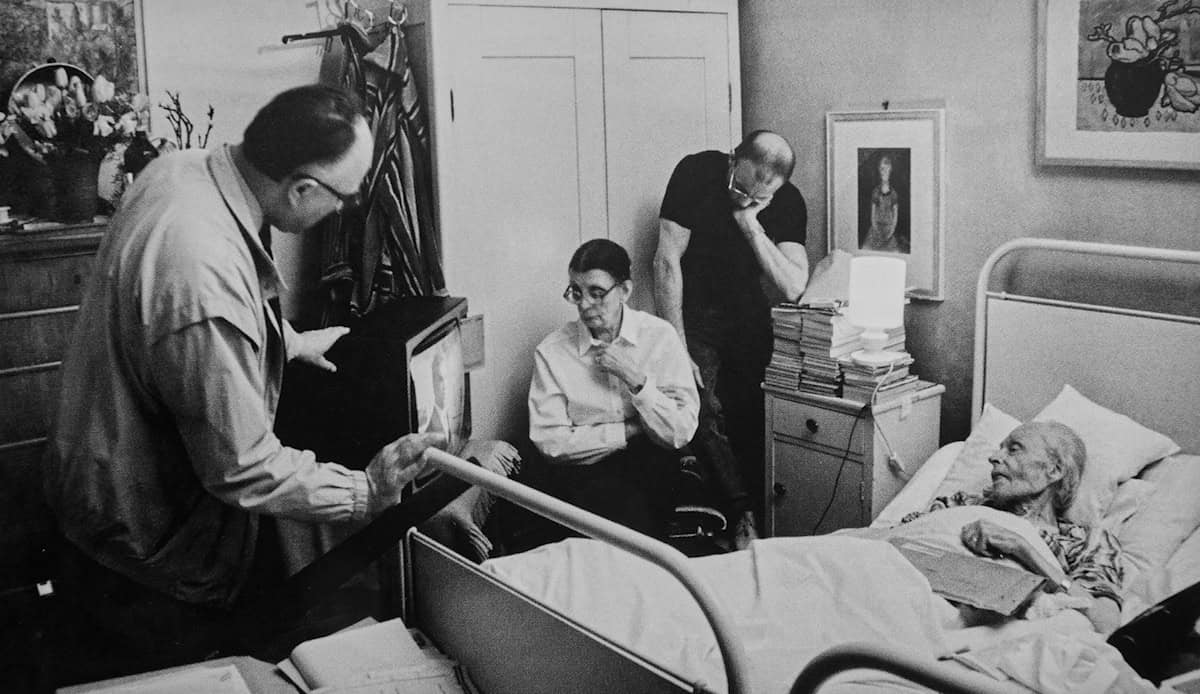 Ernst Hirsch führt 1988 dem schwerkranken Fritz Löffler in dessen Wohnung den Film über die Ausstellung seiner Schenkung an die Staatlichen Kunstsammlungen vor. Foto: Rolf Hofmann