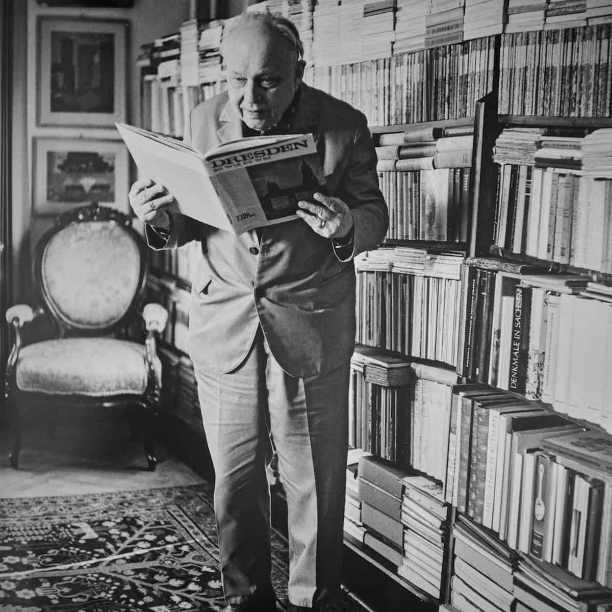 Dr. Fritz Löffler vor seinem Bücherregal, 1979. Foto: Ernst Hirsch