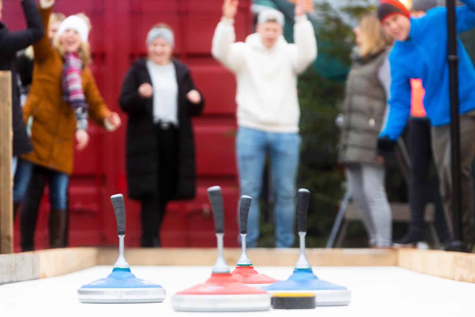 Eisstockschießen wie in Oskashausen ist ein Vergnügen für Jung und Alt. Foto: Oskarshausen
