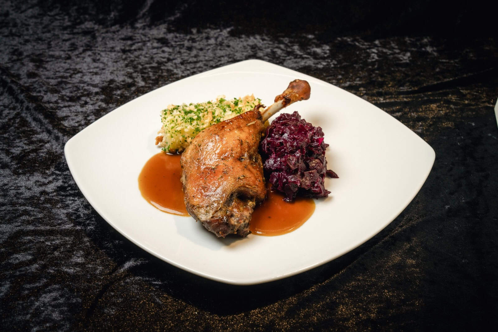 Entenkeule nach einem Rezept von Sven Kasimir. Foto: PR/Michael Schmidt