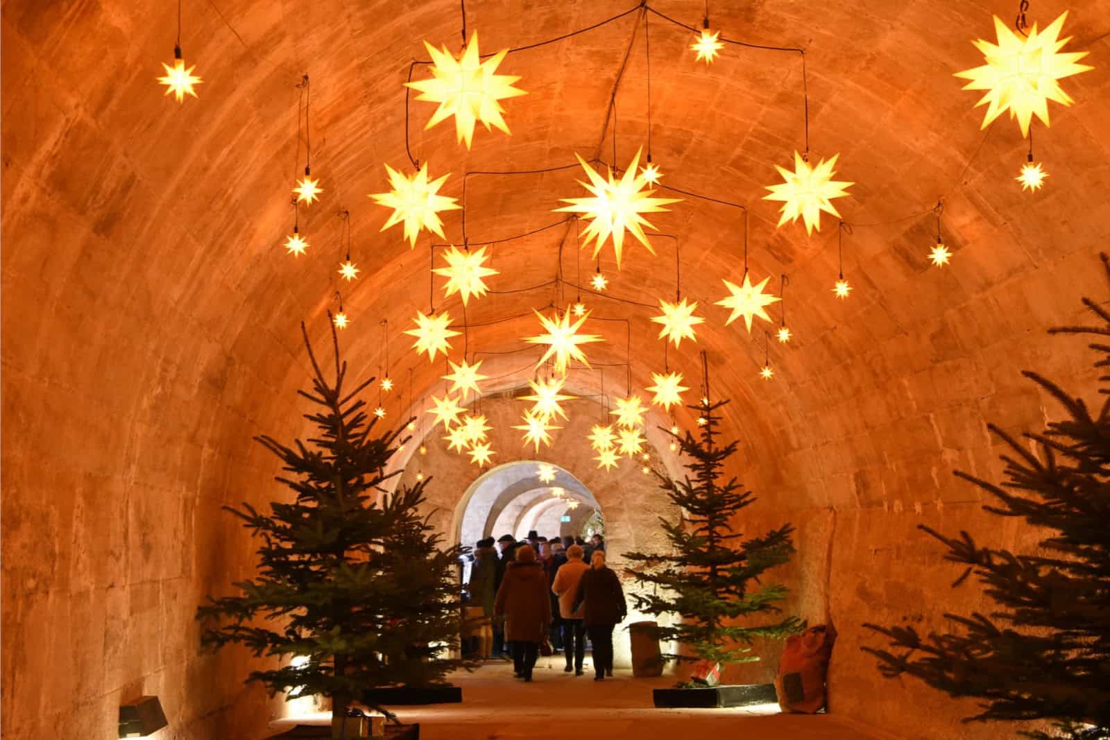 Der SterneDome empfängt am Eingang zur Festung die Besucher des Weihnachtsmarktes. Foto: Festung Königstein 