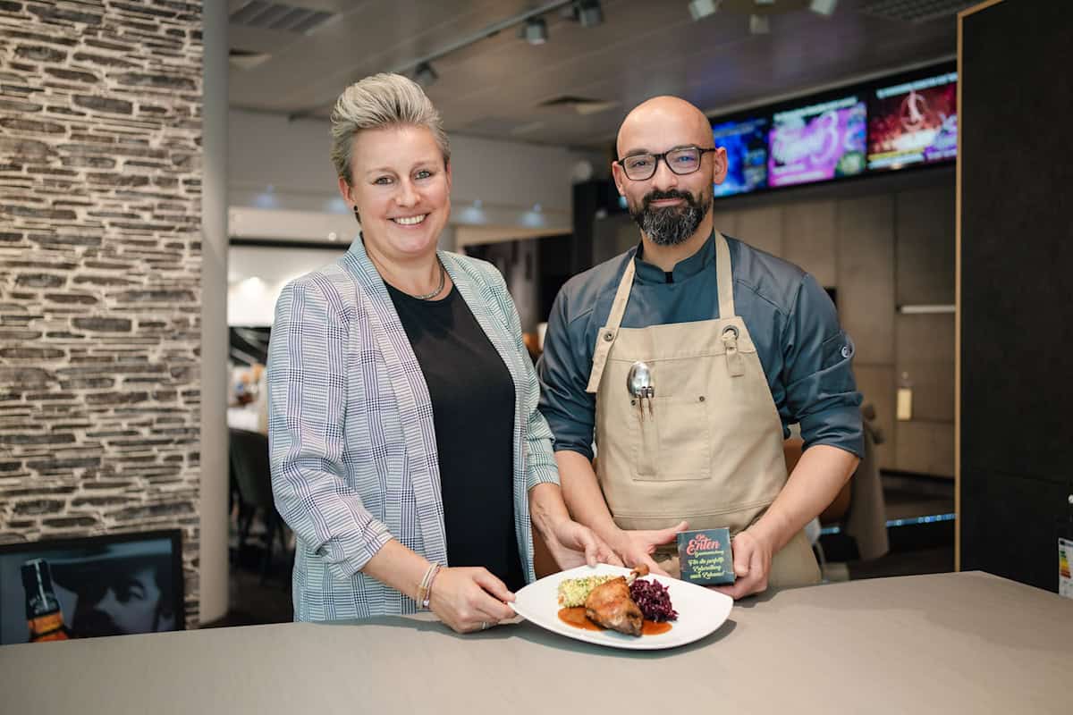 Service-Chefin Janine Borman und Küchenchef Sven Kasimir bewirten bis zu 1000 Dinnershow-Gäste mit leckenden Entenkeulen. Foto: PR/Michael Schmidt