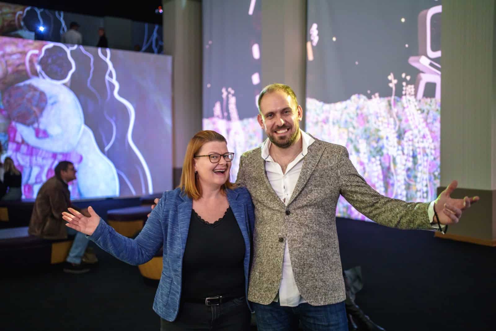 Projektleiterin Mandy Streit und Art Director Anthony Stavchansky laden zu Monet, Van Gogh und Klimt in die Altmarkt Galerie ein. Foto: PR