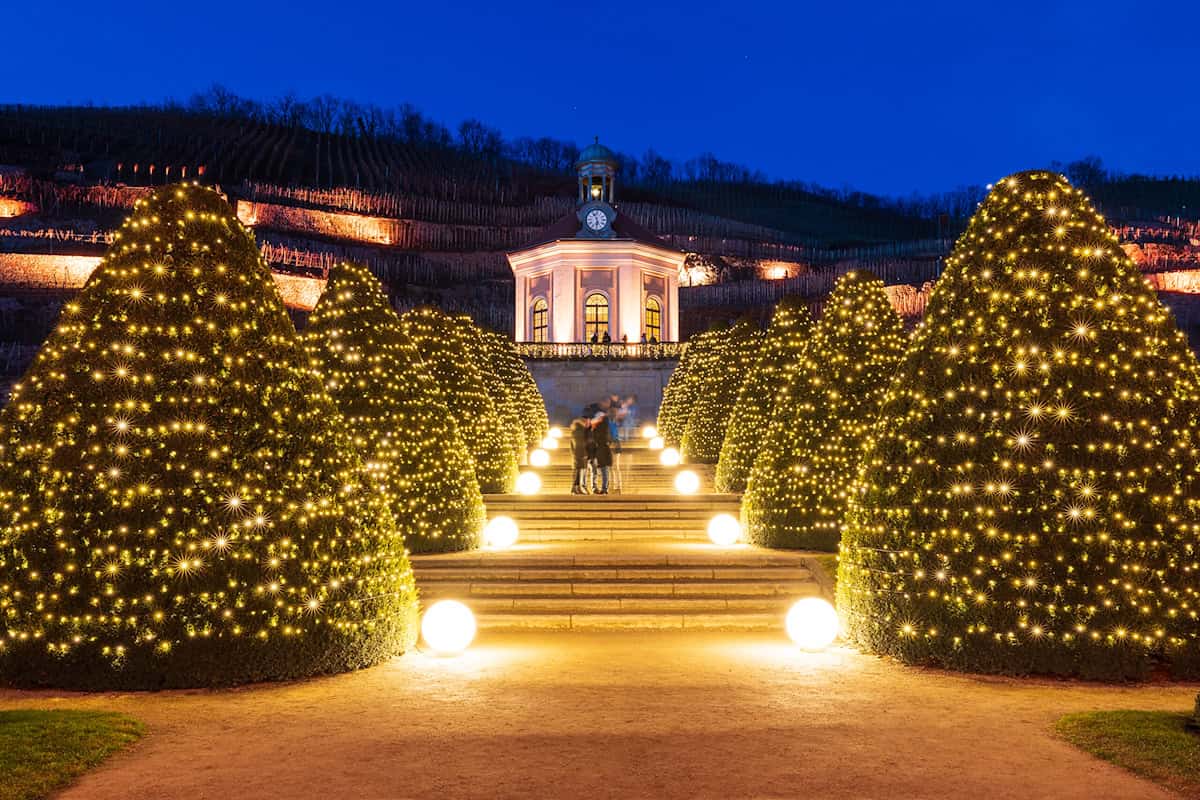 Im Advent erstrahlt Wackerbarth in romantischem Lichterglanz. 