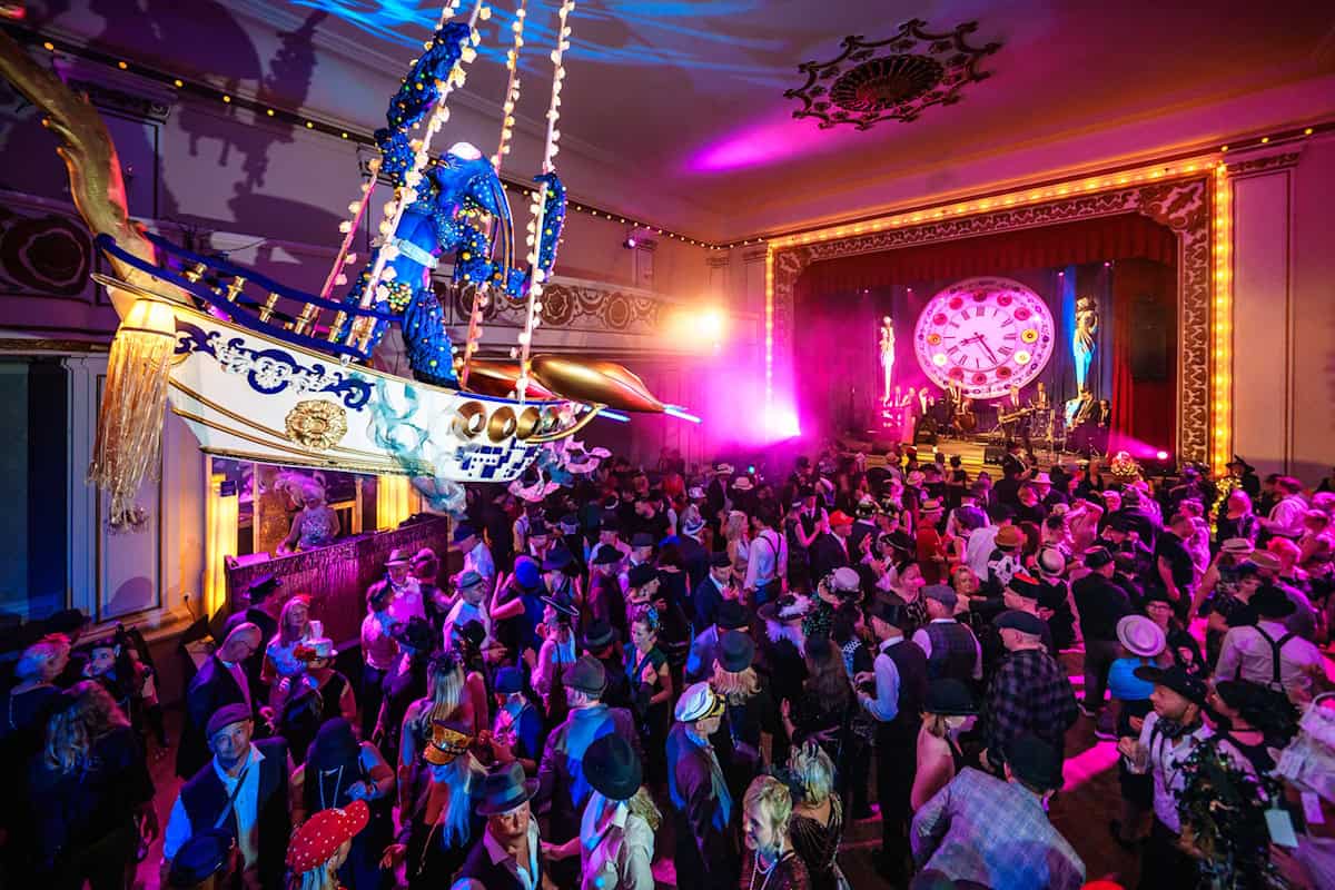 Beim Dresdner Hutball bleibt die Tanzfläche nicht leer. Foto: Michael Schmidt