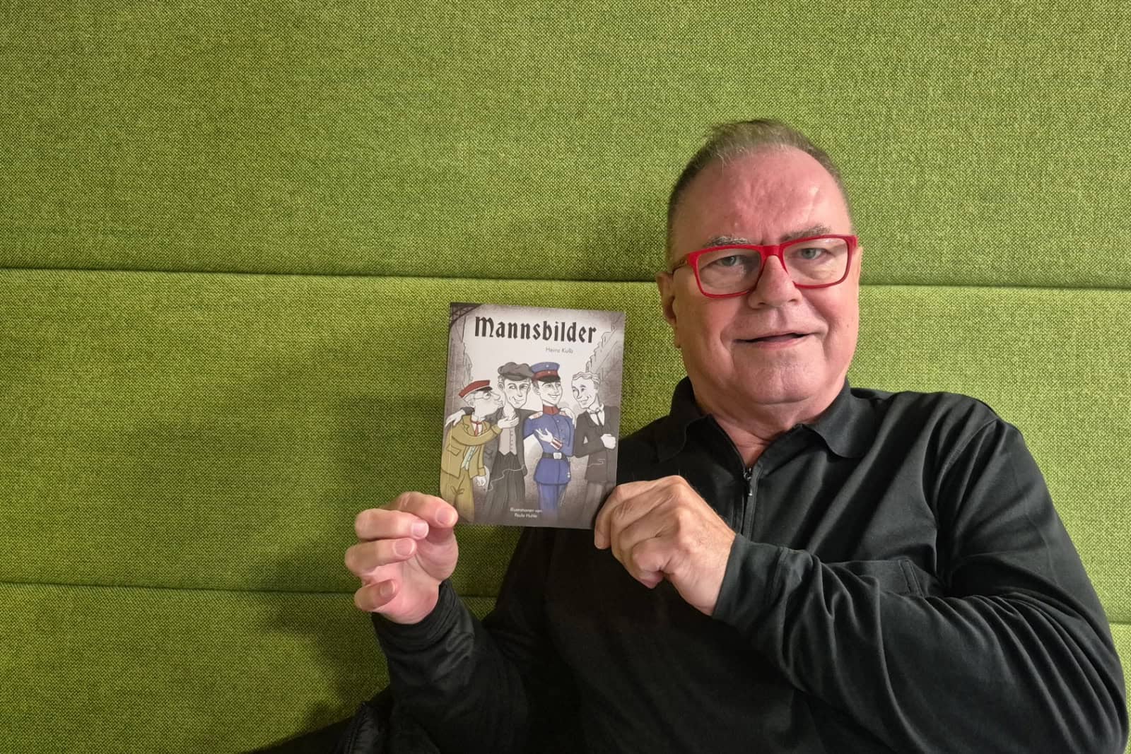 Autor Heinz Kulb mit seinem Büchlein "Mannsbilder". Foto: Katrin Koch