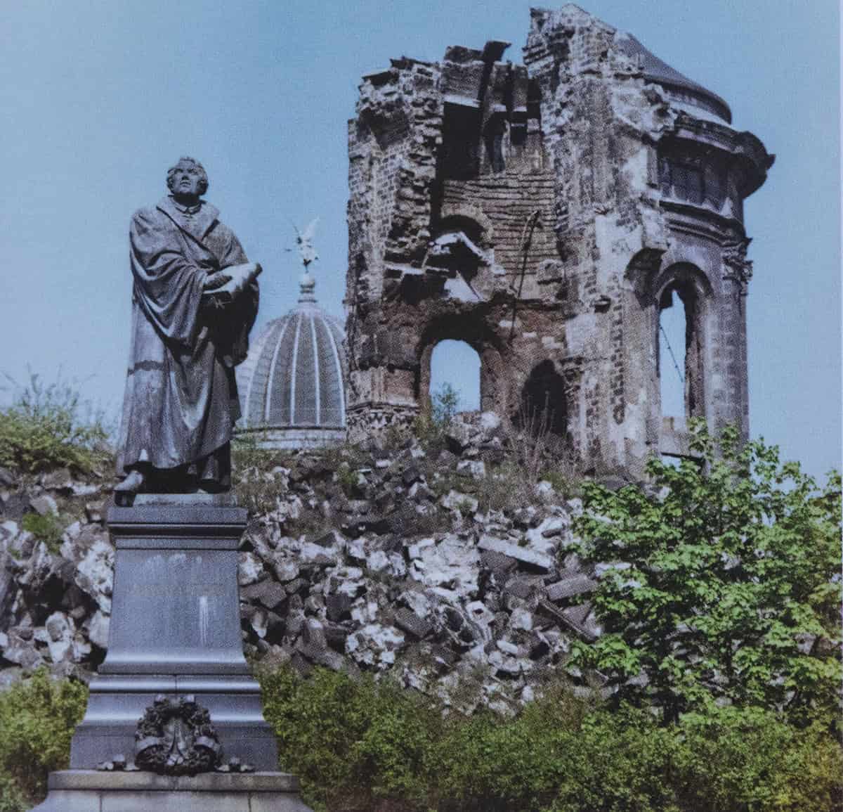 Ruine der Frauenkirche mit dem bereits 1955 wieder aufgerichtetem Luther-Denkmal, 1980er Jahre. Foto Ernst Hirsch