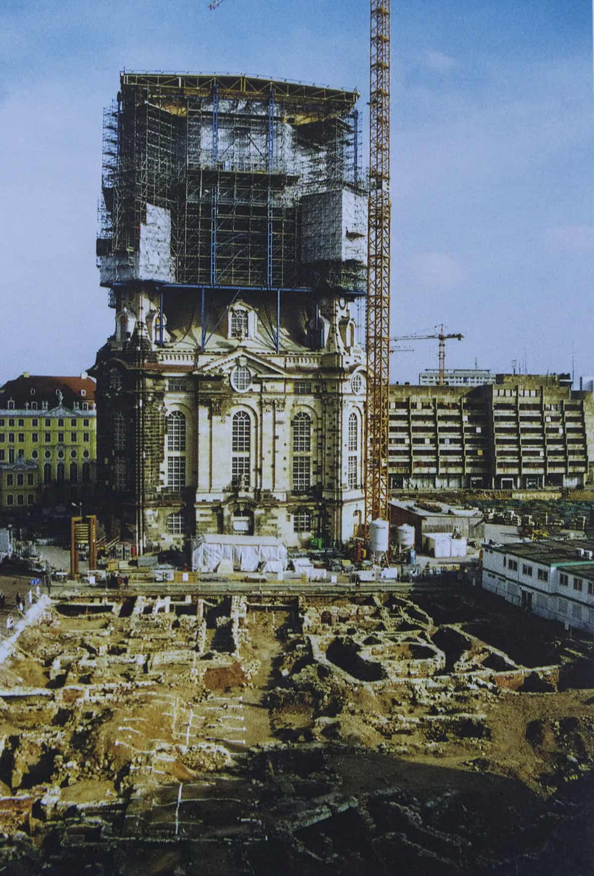 Frauenkirche mit Kuppelgerüst, davor freigelegte Keller am Neumarkt. Foto: Klaus-Willem Sitzmann 