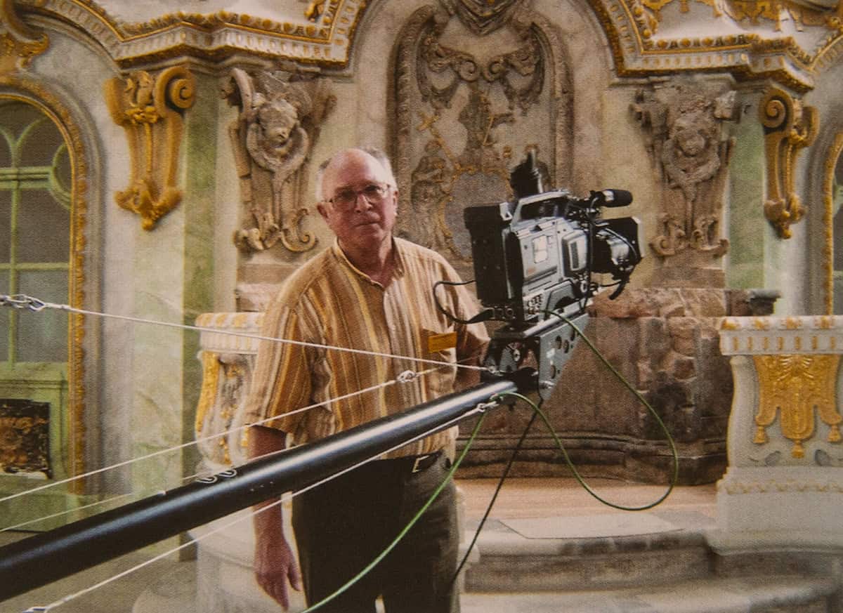 Vor dem wiedererstandenen Altar der Frauenkirche, 2005. Foto: Heinz Wittig