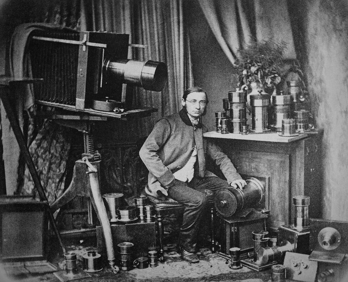 Hermann Krone mit Kamera und Objektiven in seinem Dresdner Atelier, um 1856. 