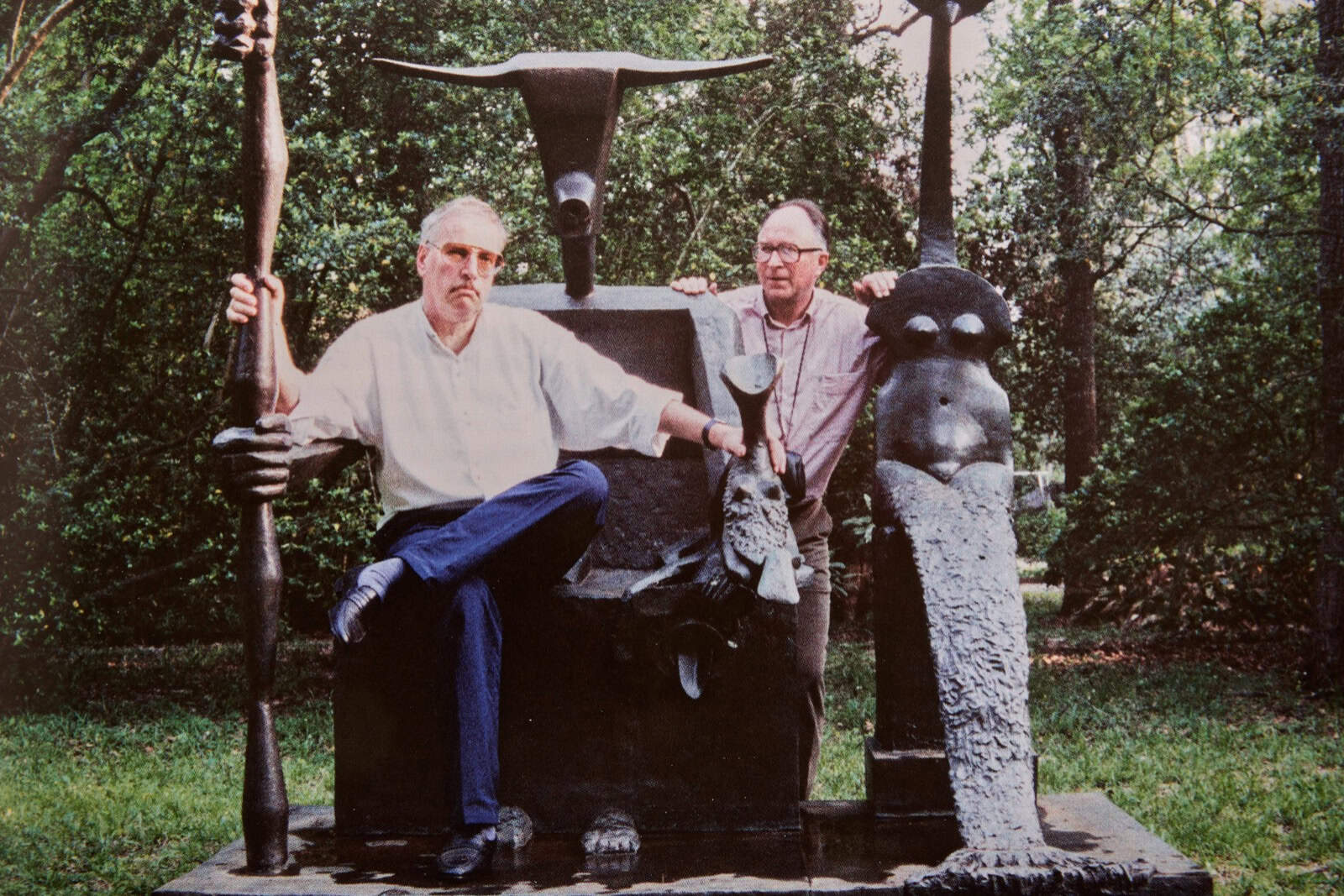 Mit Peter Schamoni an der Plastik "Capricorn" von Max Ernst im Garten der De-Ménil-Stiftung in Houston/Texas, 1990. 