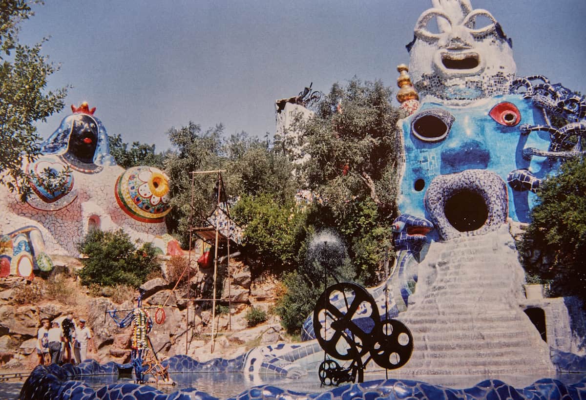 Wir drehen für den Niki-Saint-Phalle-Film im Tarot-Garten in Capalbio, 1994.