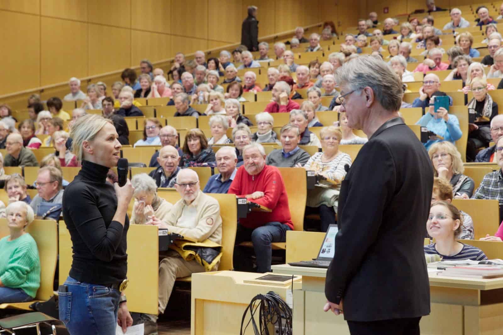 Peter Escher moderiert eine Veranstaltung in Chemnitz 
