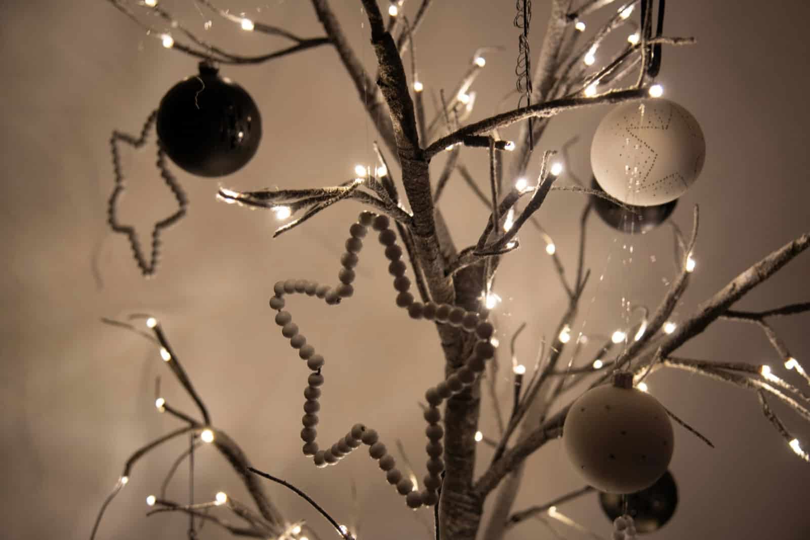 Die richtige Weihnachtsbeleuchtung garantiert, dass es zum Fest keine bösen Überraschungen gibt. Foto: TÜV Süd