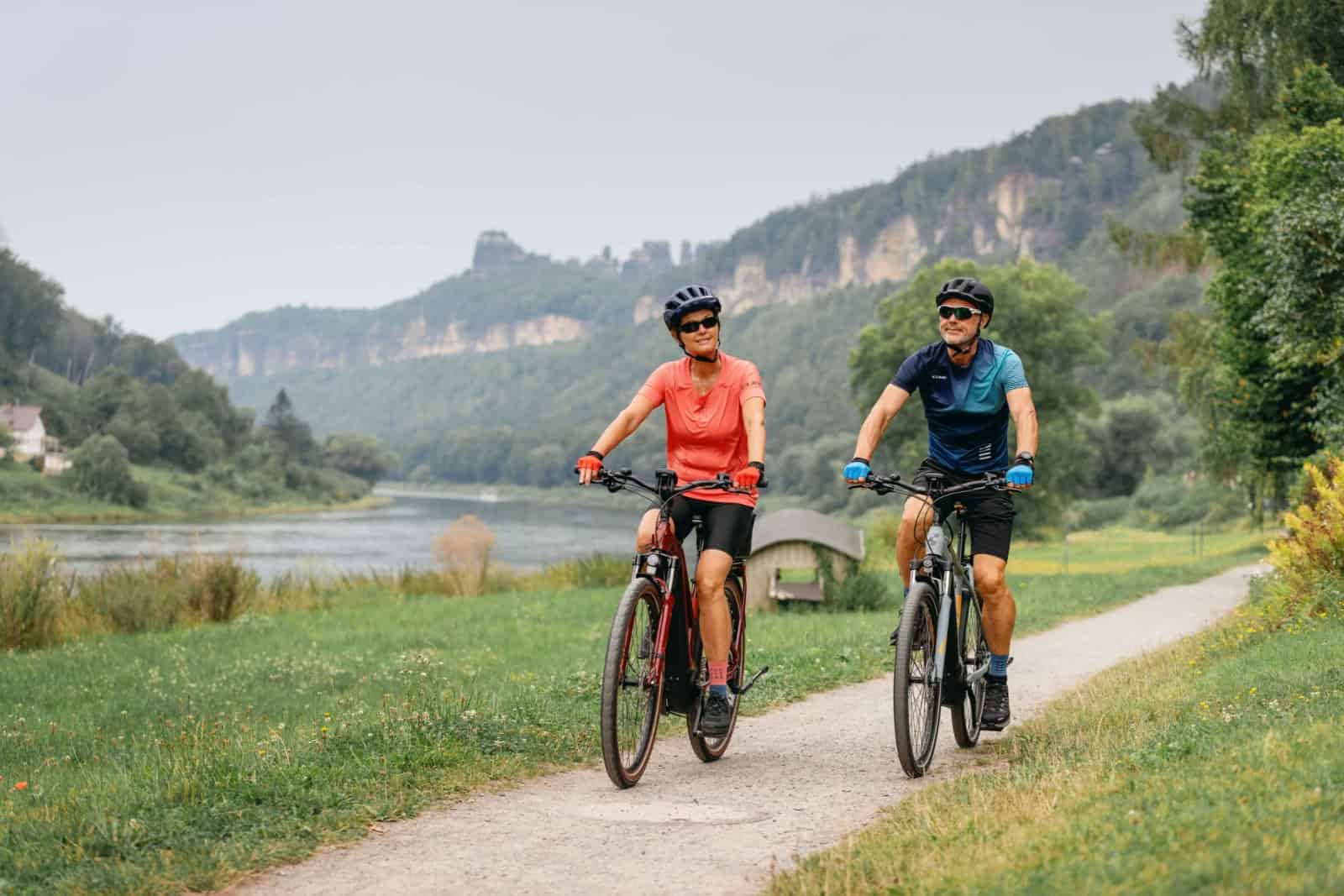  Radfahrer auf dem Elberadweg vor der Schrammsteinkette bei Schmilka (Sächsische Schweiz) – Foto: DZT, Felix Meyer