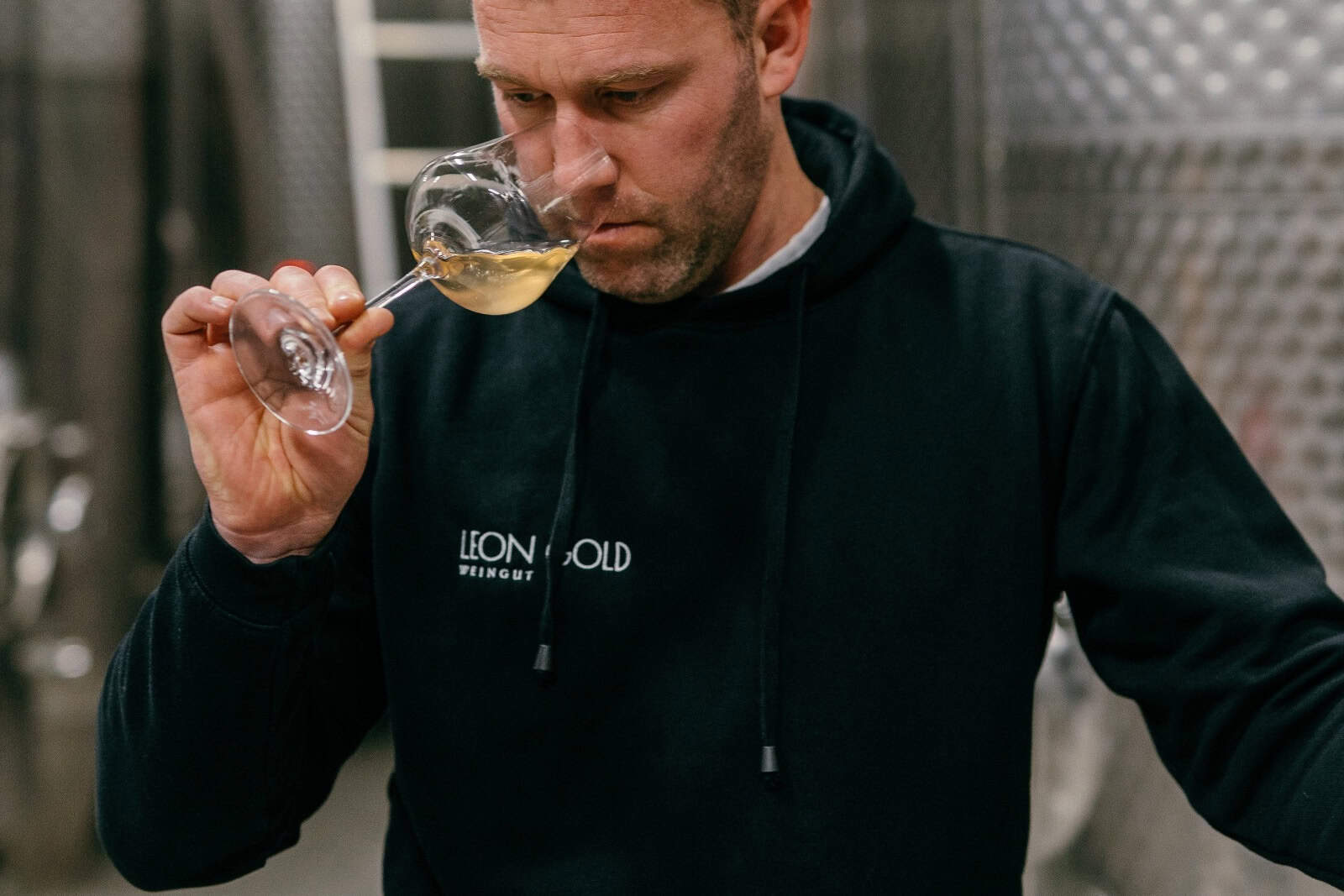 Winzer Leon Gold probiert von seinem alkoholfreien Lunar Herbs. Foto: PR