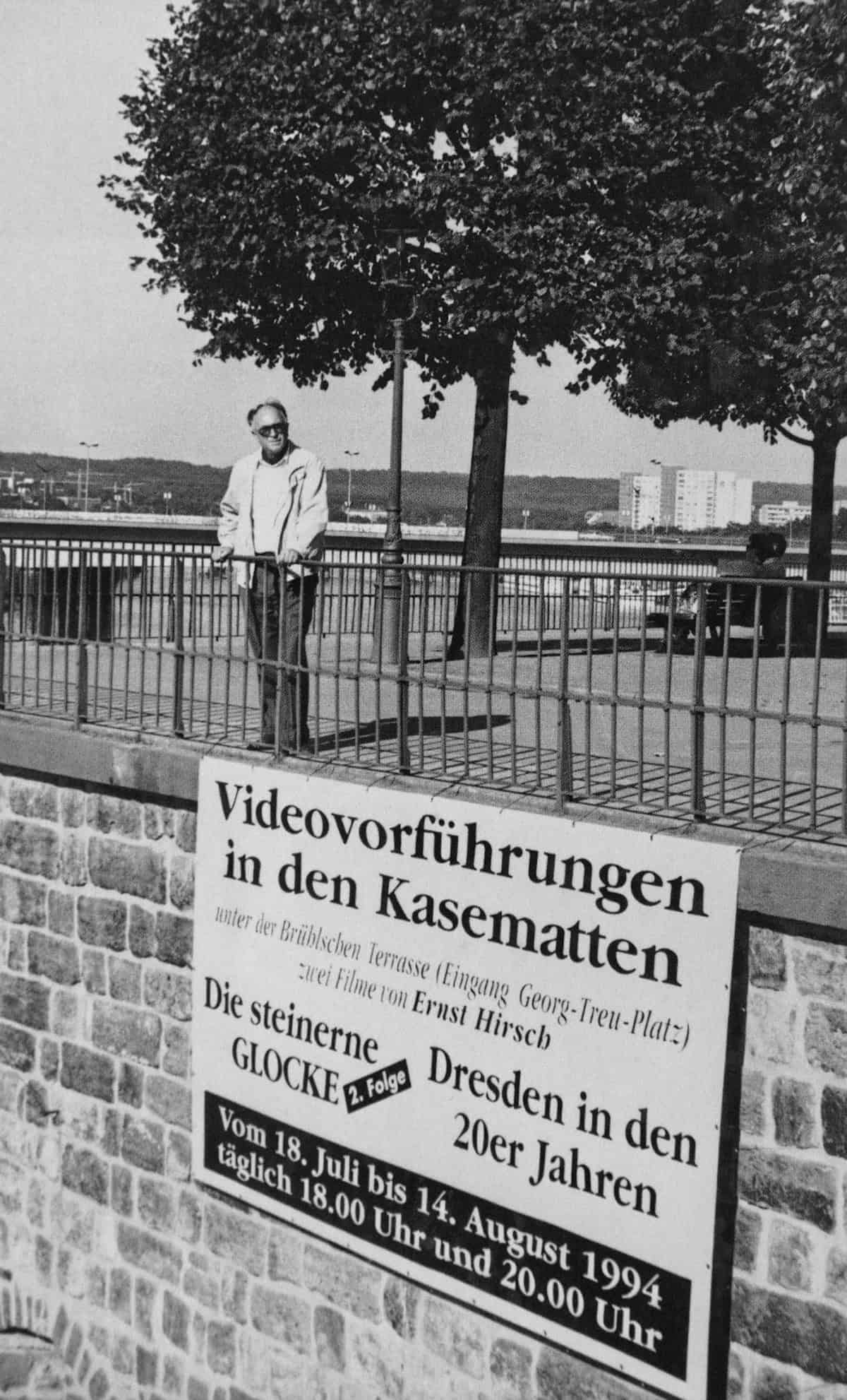 Auf der Brühlschen Terrasse mit Werbebanner für die Filmvorführung in den Kasematten, 1994. Foto: Konrad Hirsch