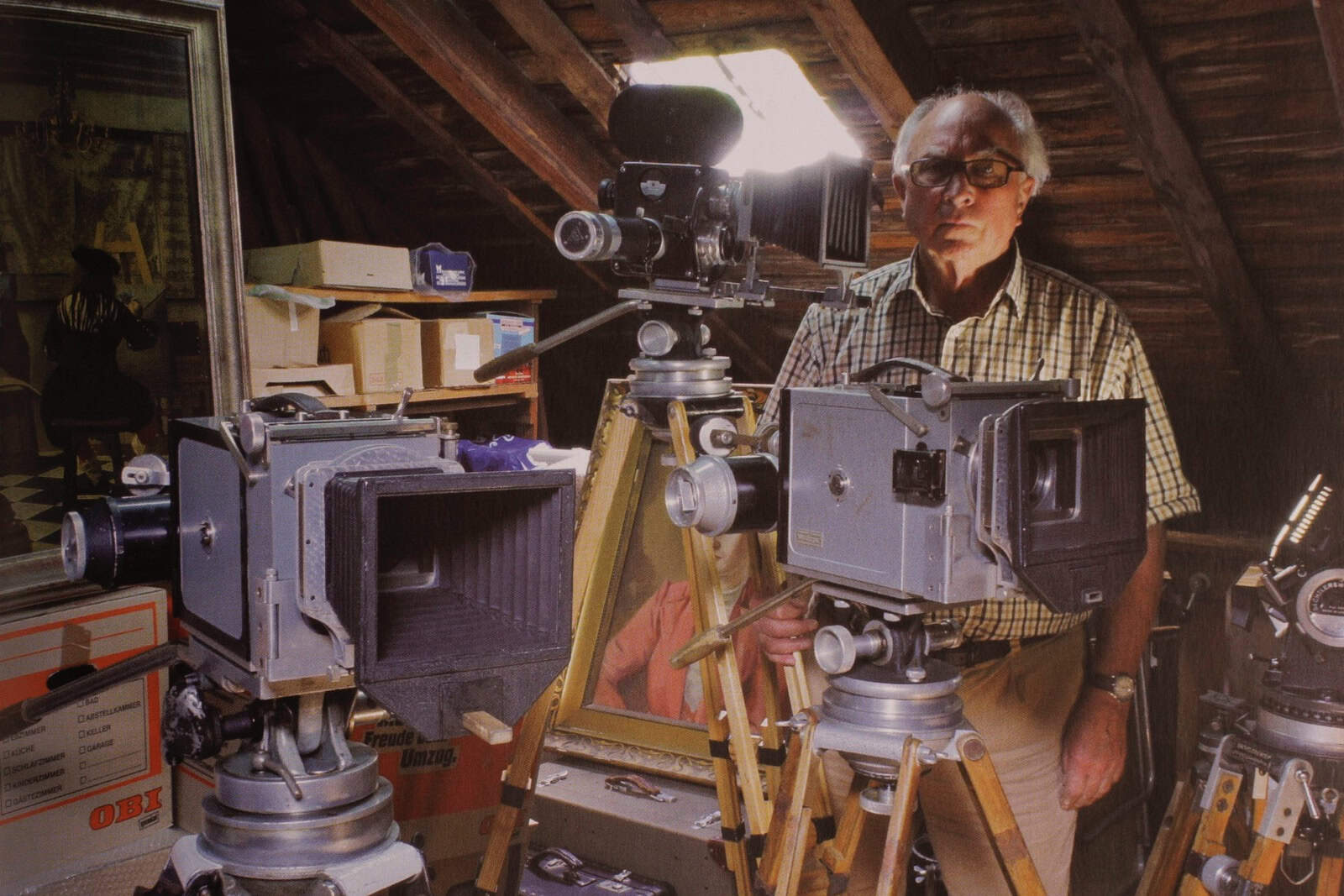 Ernst Hirsch mit Normalfilmkameras der Firma Schneider und einer AK 16 , 2012. Foto: Ernst Hirsch