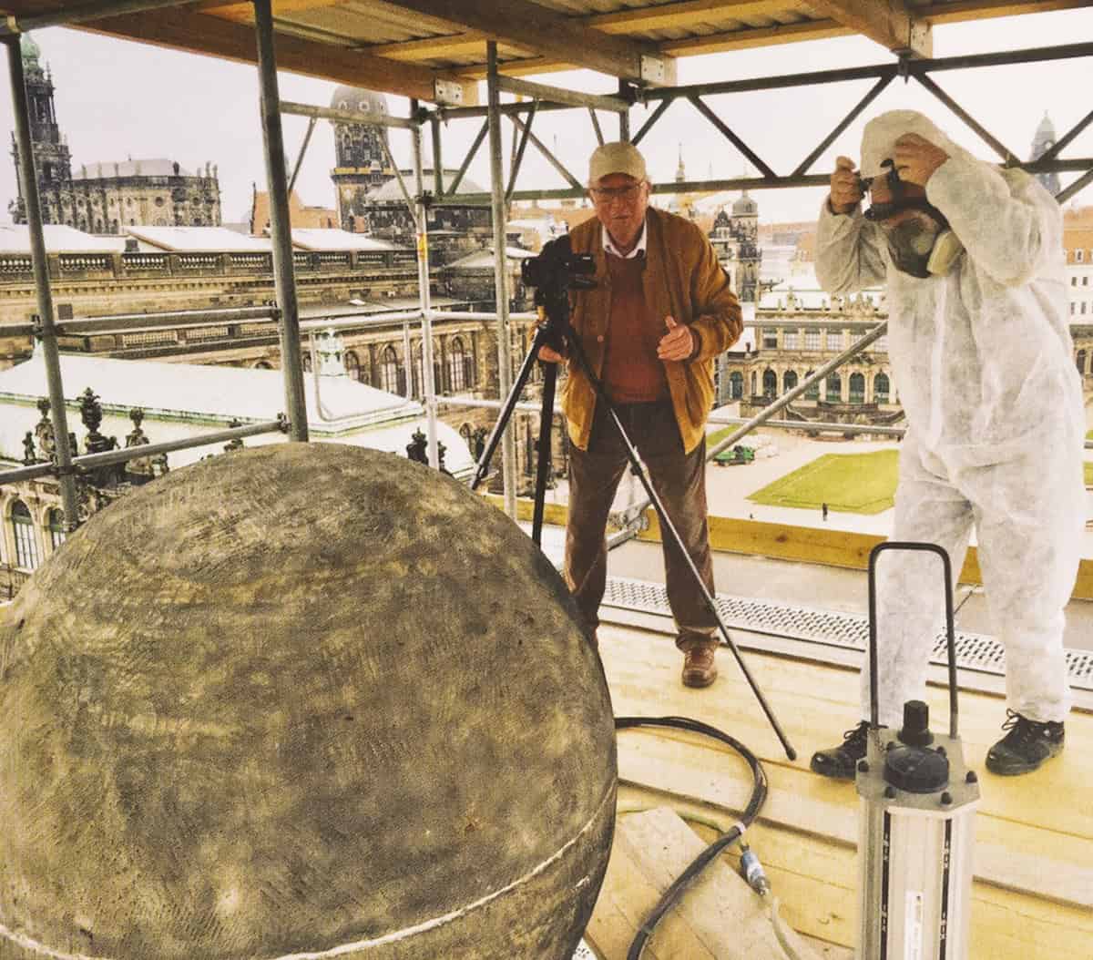 Beim Filmen der Öffnung der steinernen Erdkugel, 2015. 