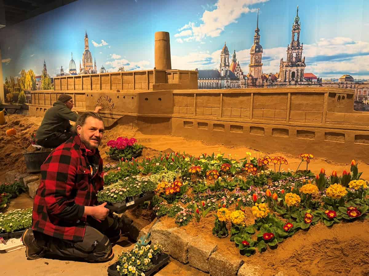 Dieser große Dampfer empfängt die Besucher gleich am Eingang der Blütenwunder-Ausstellung. Foto: Oskarshausen Dieser große Dampfer empfängt die Besucher gleich am Eingang der Blütenwunder-Ausstellung. Foto: Oskarshausen