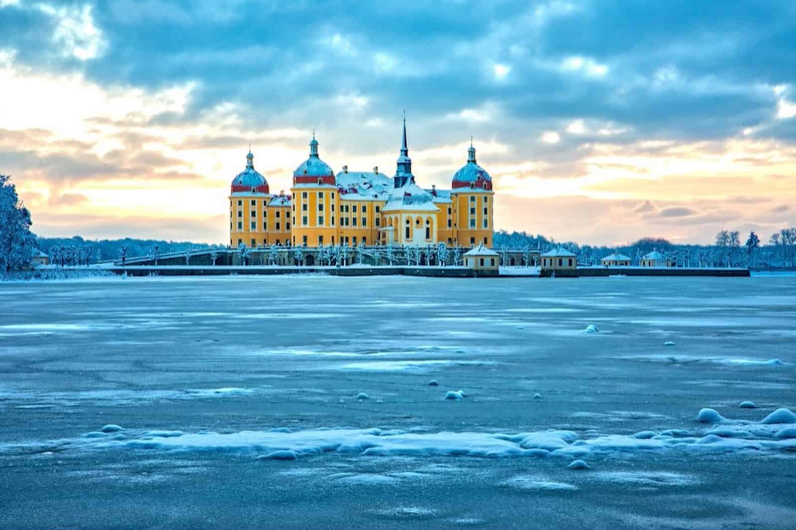 Schloss Moritzburg - romantisch eingebettet in Eis und Schnee. Foto: Schlösserland/Sebastian Rose 