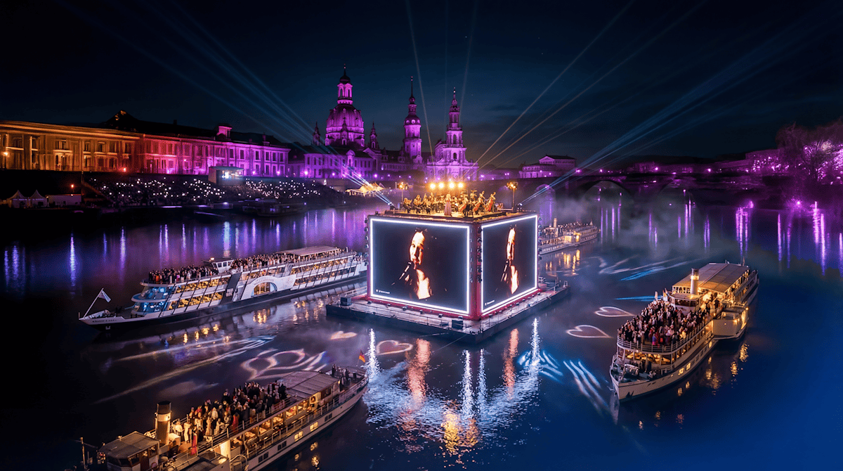 So soll der "Elbzauber" im September aussehen - ein spektakuläres Konzert mitten im Strom. Foto: PR