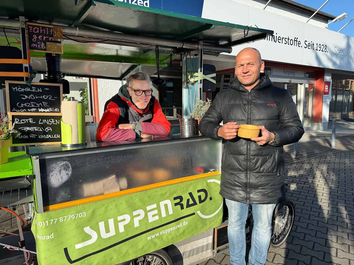 Elaskon-Chef Tobias Schwald (r.) genießt eine Suppe von Thomas Sprung. Foto: Sabine Mutschkle