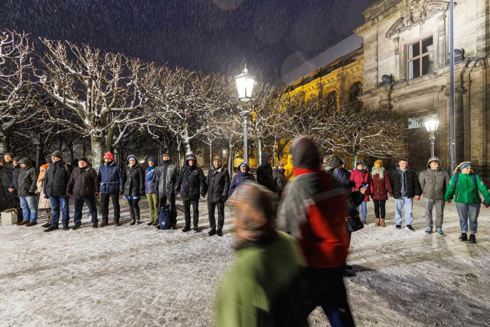 Alljährlich am 13. Februar formiert sich in der Dresdner Altstadt eine Menschenkette zum Gedenken an die Bombardierung der Stadt im Zweiten Weltkrieg. Foto: Klaus Gigga