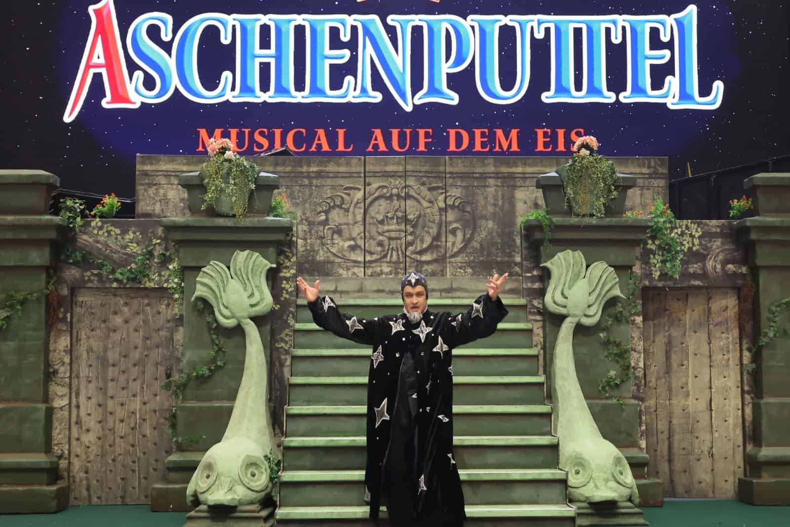 Im Musical "Aschenputtel on Ice" spielet der Dresdner Musiker Sebastian Lohse den Zauber-Erzähler. Foto: PR