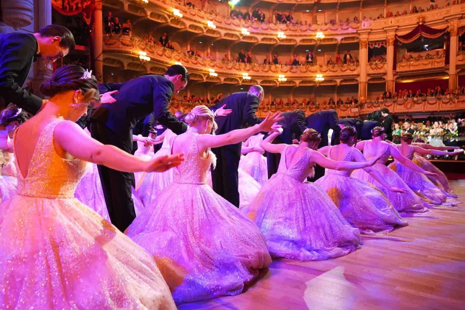 Die Debütanten eröffnen den SemperOpernball in der Oper, begrüßen aber auch die Openair-Gäste vor der Oper. Foto: Jule Wolf (DML-BY)
