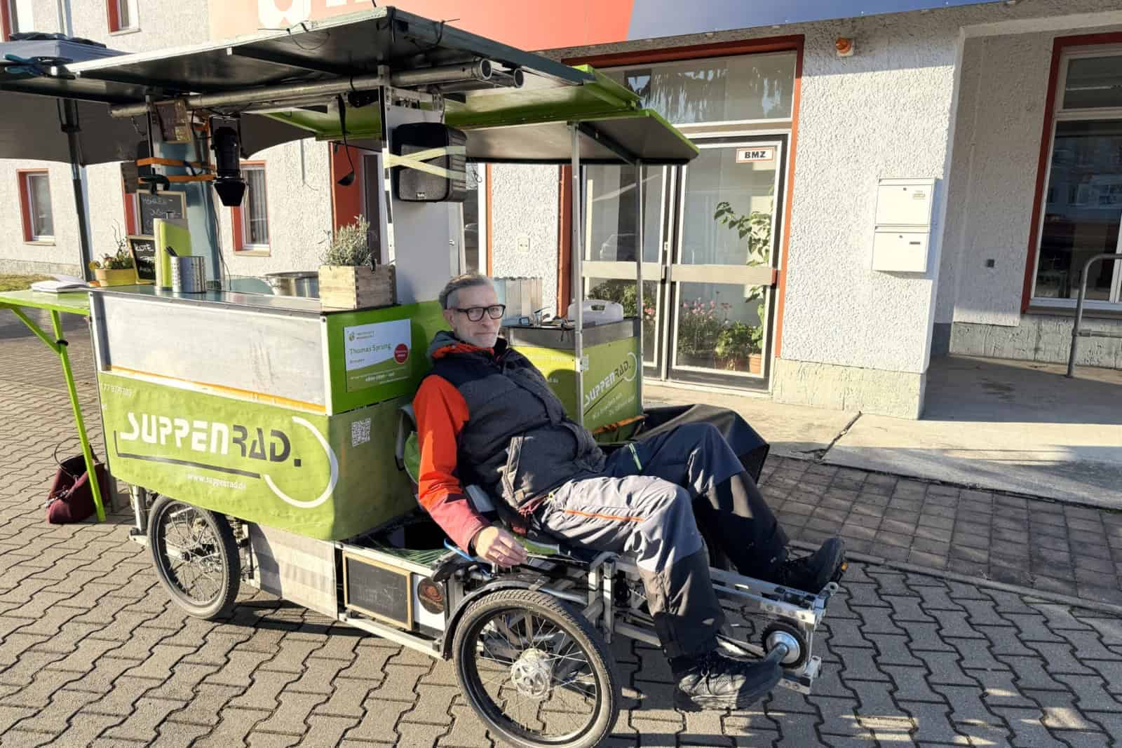 Thomas Sprung ist in Dresden mit seinem Suppenrad unterwegs. Foto: Sabine Mutschke