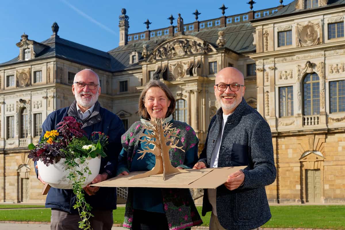 Pflanzenkoordinator Stephan Wartenberg, Designerin Bea Berthold und Tobias Muschalek, Geschäftsführer der Fördergesellschaft Gartenbau Sachsen (v.l.),  präsentieren das Konzept für den diesjährigen "Dresdner Frühling im Palais". Höhepunkt ist eine etwa sechs Meter hohe Baumskulptur im Festsaal - im Bild als Modell. Foto: Sebastian Thiel