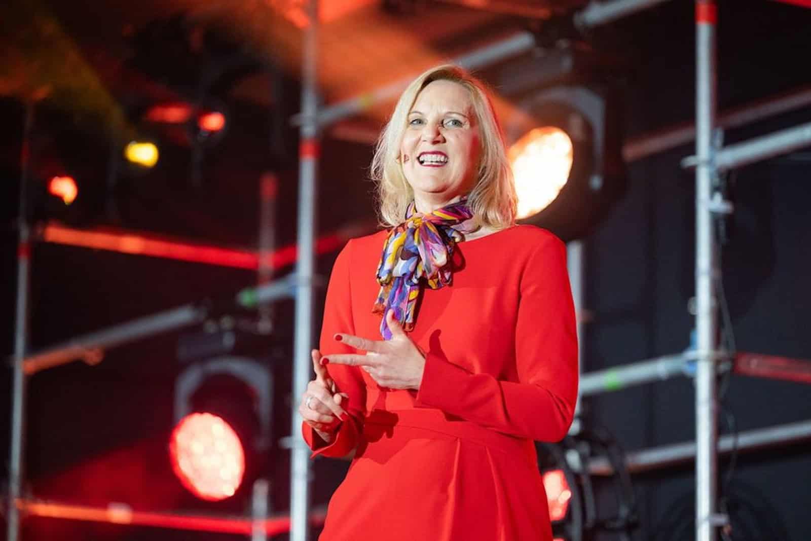 Dr. Katja Scarlett Daub bei ihrem Vortrag beim Internationalen Speaker Slam im Dresdner Hotel Hilton. Foto: Justin Bockey
