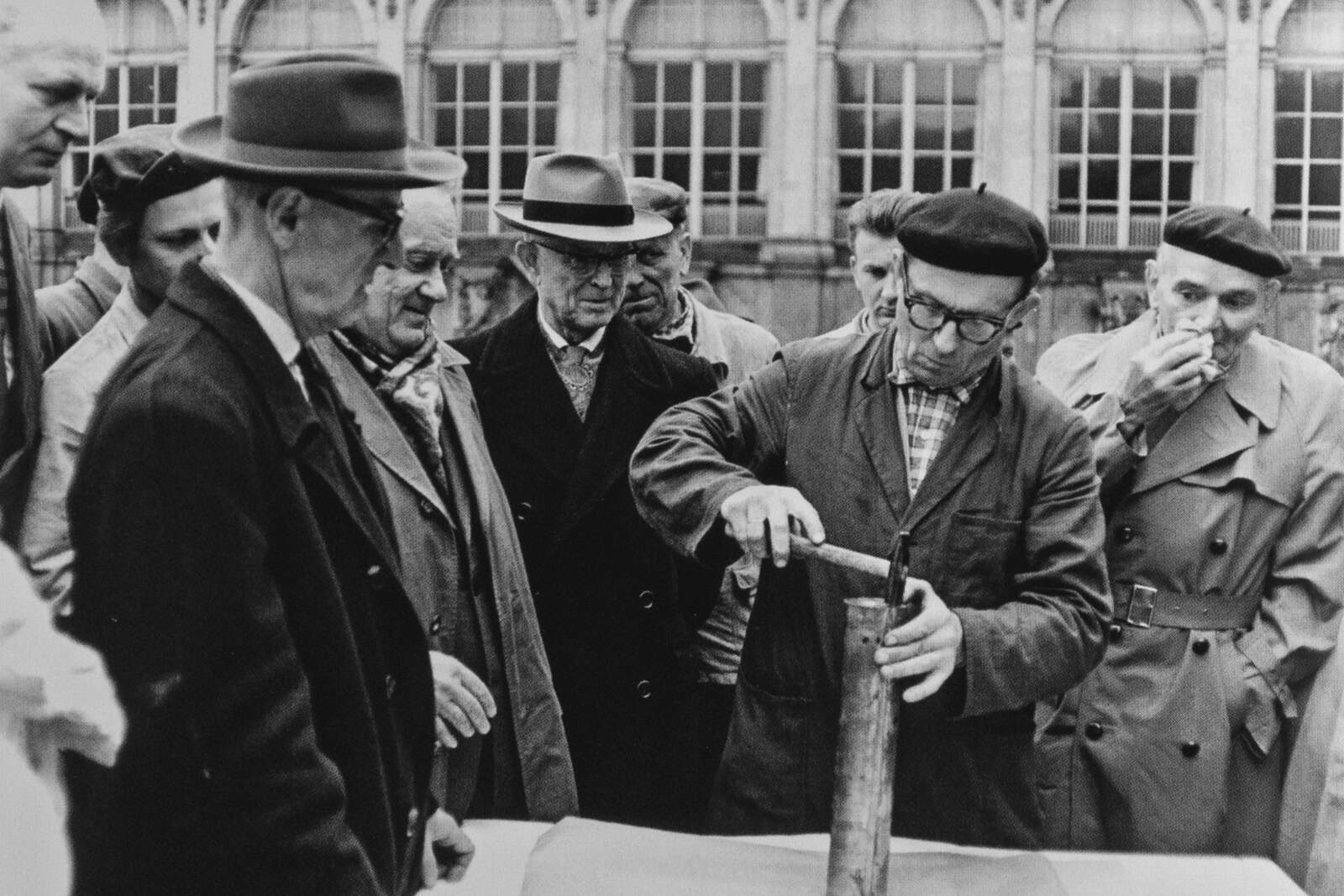 Umgeben von Kollegen der Zwingerbauhütte verschließt Kupferklempnermeister Hölzel die Kupferkapsel, 1963. Foto: Heinz Wobst 