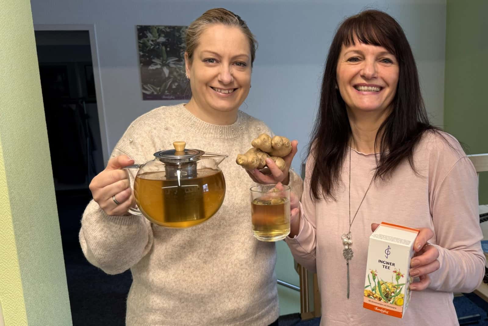 Apothekerin Susann Lorenz (l) und Bombastus-Vertriebsleiterin Grit Schuster schenke sich einen Ingwer-Tee ein. Foto: Sabine Mutschke 