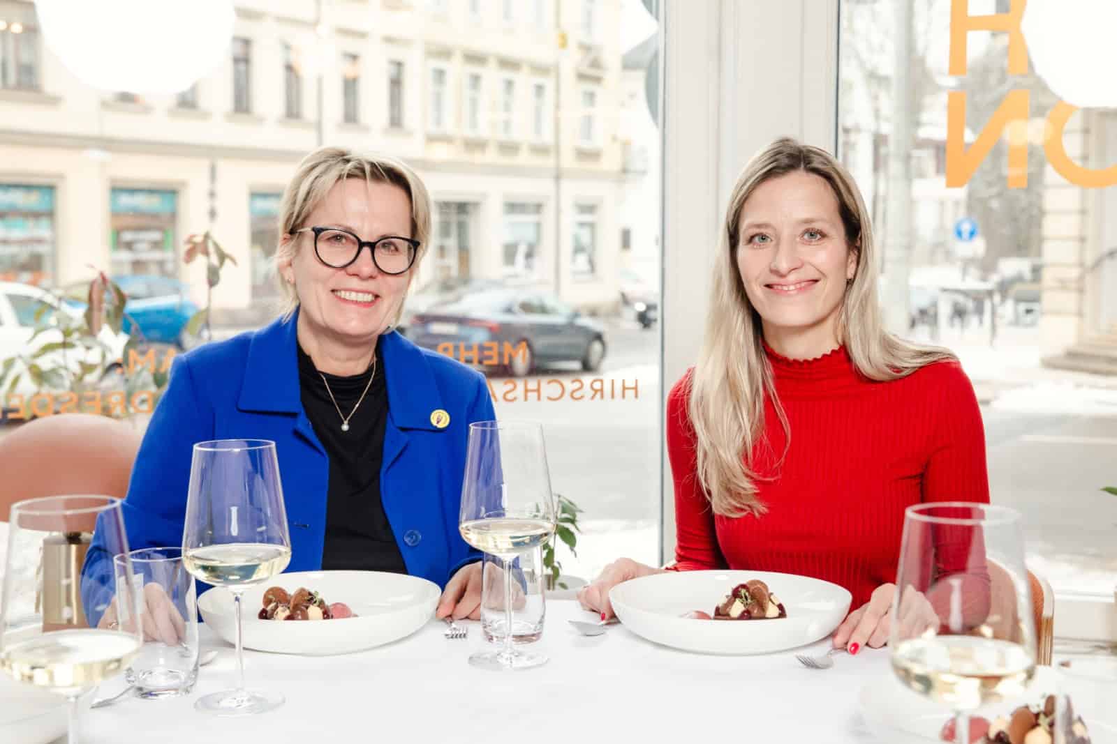 Tourismus-Ministerin Barbara Klepsch und Projektleiterin Anne Zeumer laden zum Restaurantwettbewerb "Kochsternstunden" ein. Im Dresdner "Hirschsalon" probieren sie vorab ein Häppchen.  Foto: Claudia Jacquemin