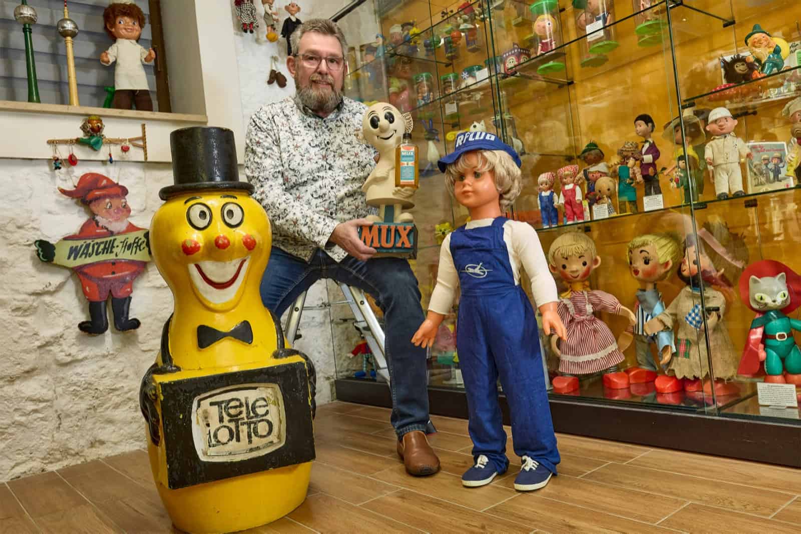 Der Dresdner Sammler Torsten Meisel mit dem großen Telelotto-Otto. InHänden hält er die Mux-Insektentod-Figur. Foto: Foto Koch