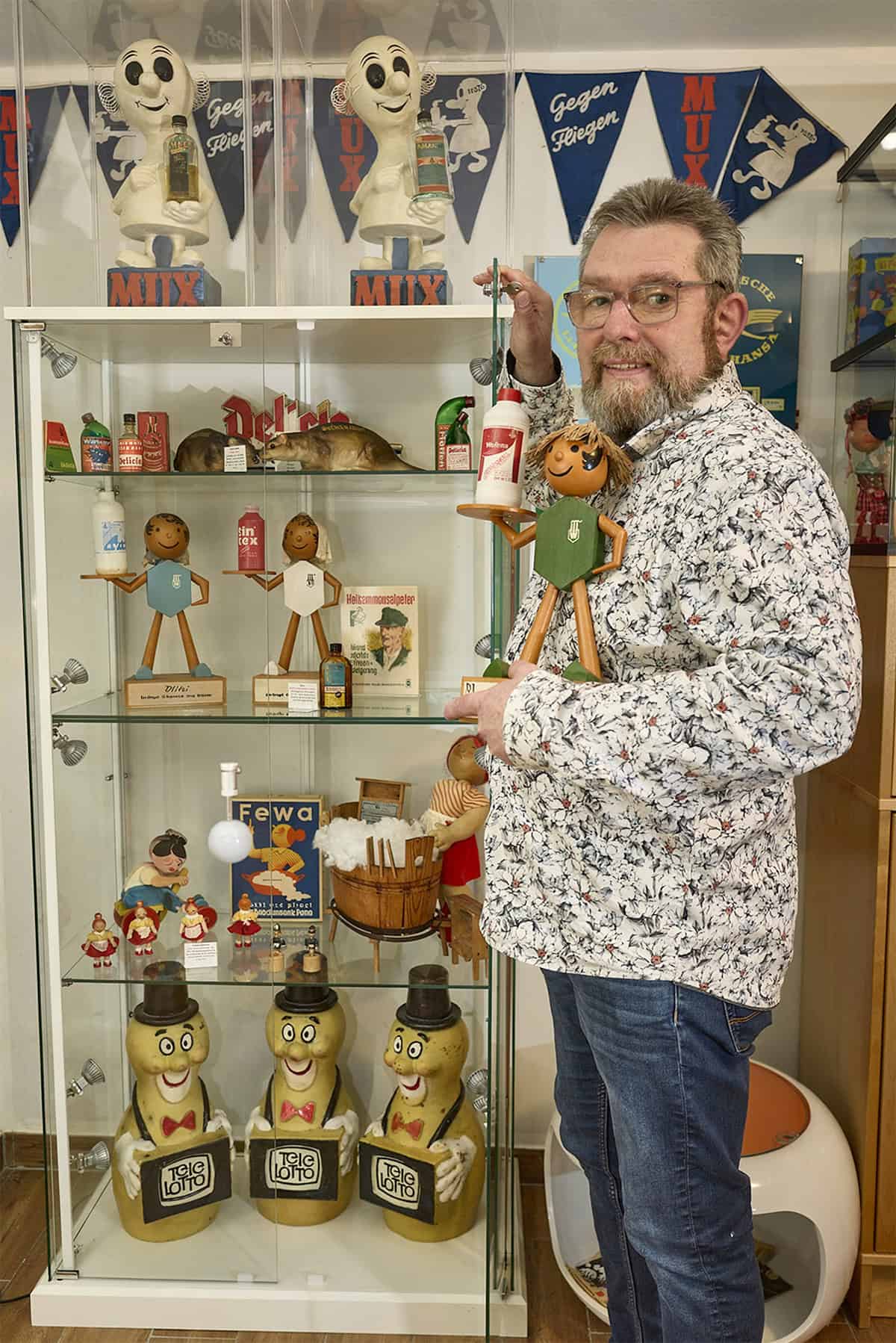 Ob Tintex, Fewa oder Mux - Torsten Meisel zeigt eine kleine Auswahl an DDR-WeTorsten Meisel hat seinen Werbefiguren akribisch in Vitrinen geordnet. Zu jeder Figur kann er eine Geschichte erzählen. Foto: Foto Kochrbefiguren für Haushaltschemikalien. Foto: Foto Koch
