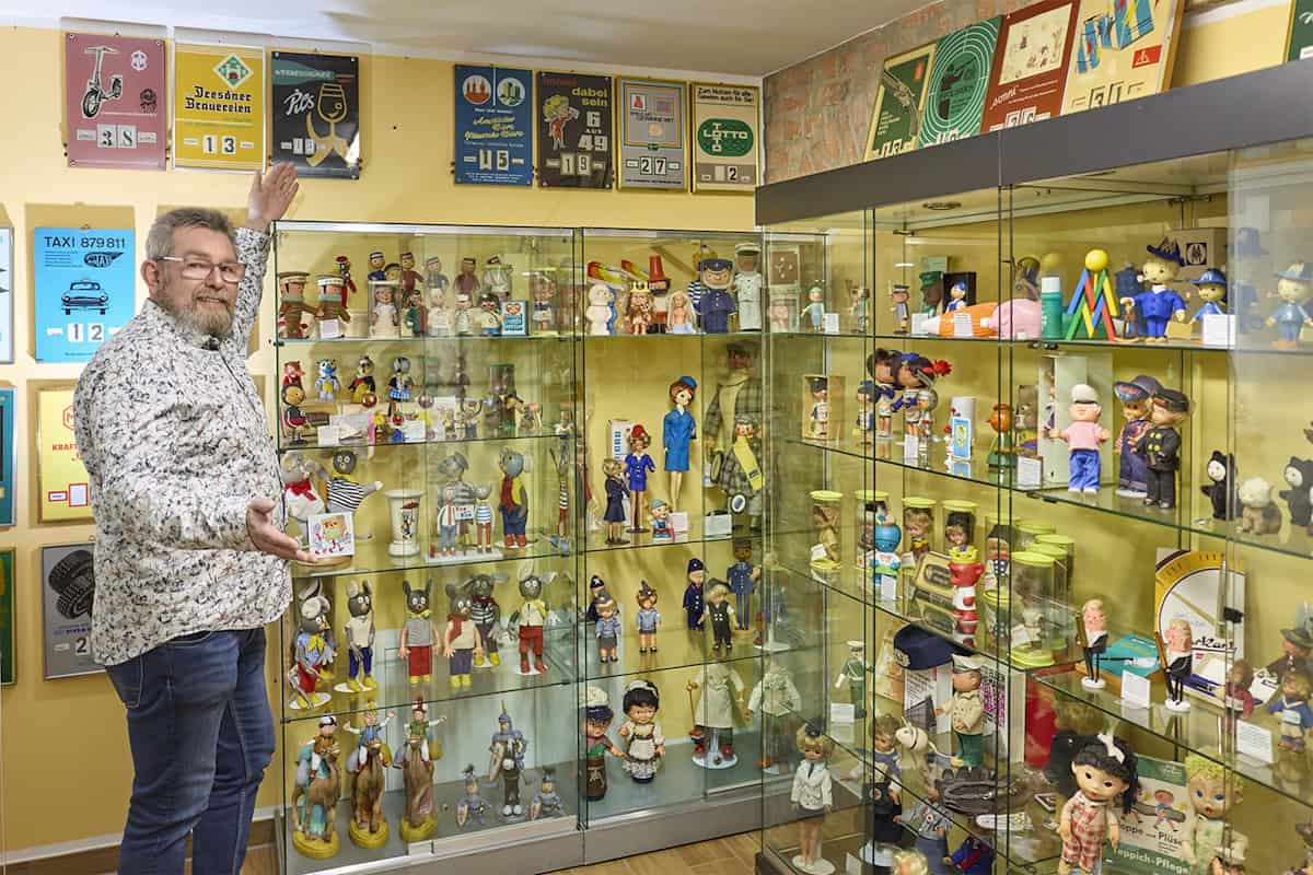 Torsten Meisel hat seinen Werbefiguren akribisch in Vitrinen geordnet. Zu jeder Figur kann er eine Geschichte erzählen. Foto: Foto Koch